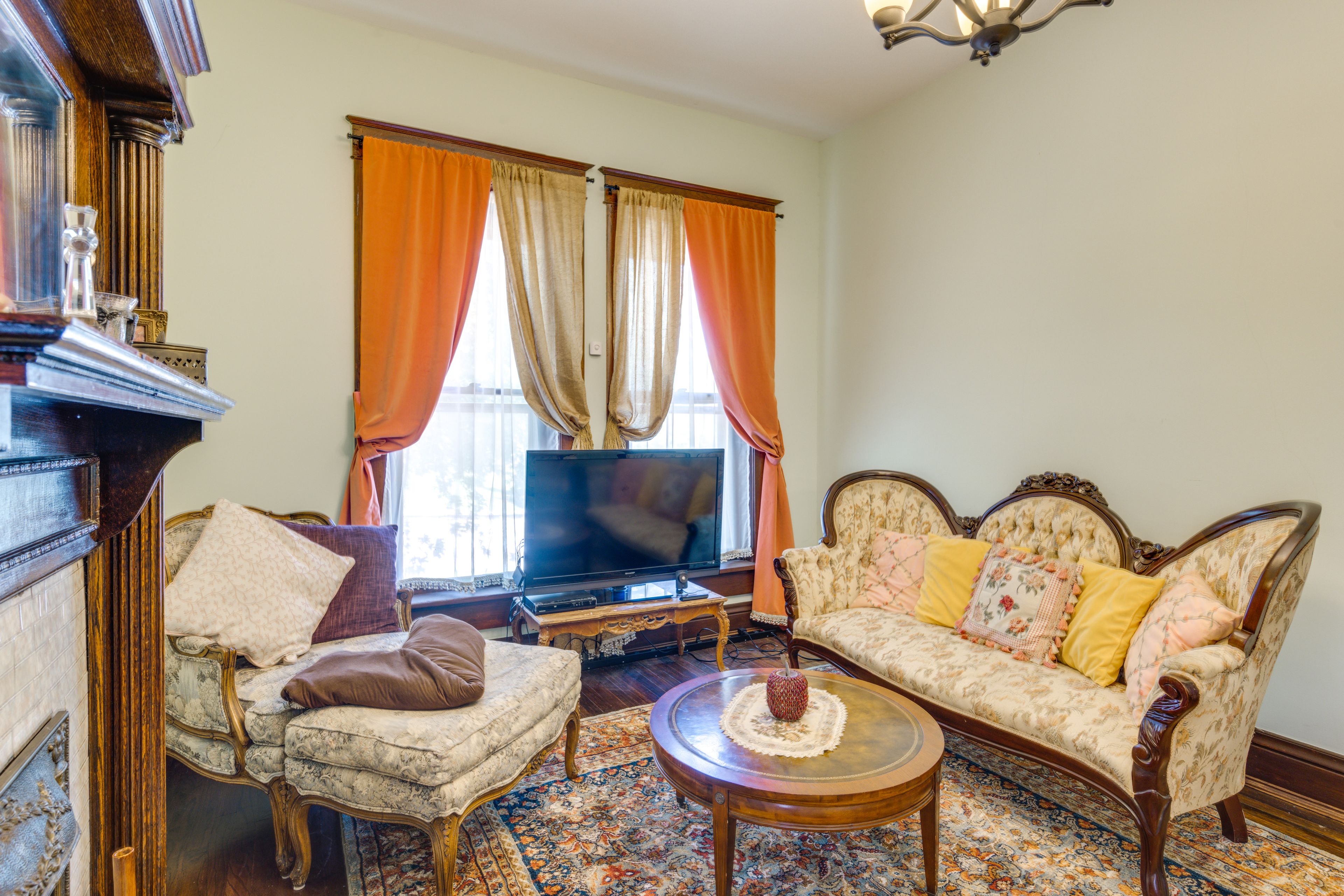 Living Room | Free WiFi | Flat-Screen TV | Window A/C Units
