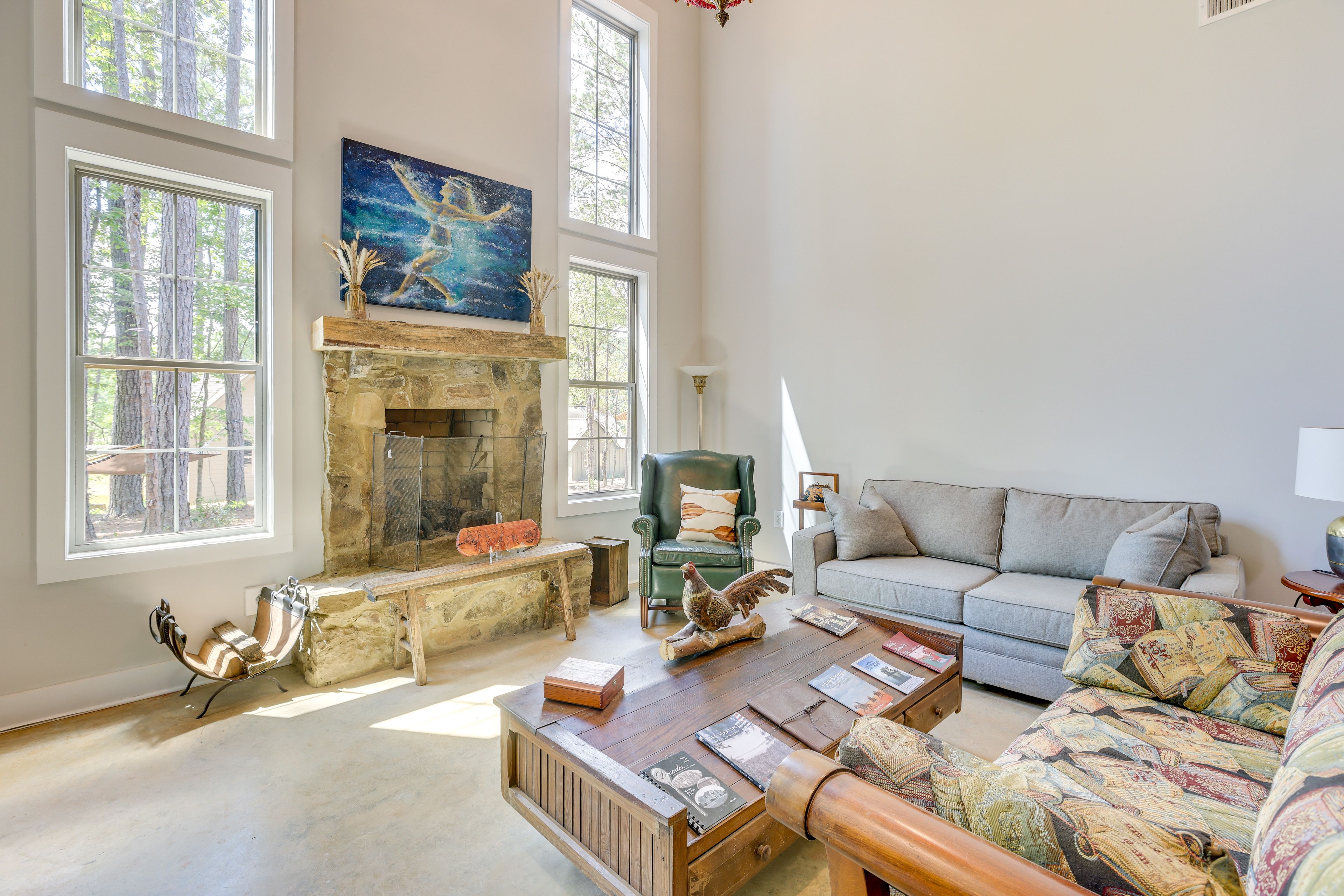 Living Room | Queen Sleeper Sofa | Fireplace | Free WiFi | Central A/C