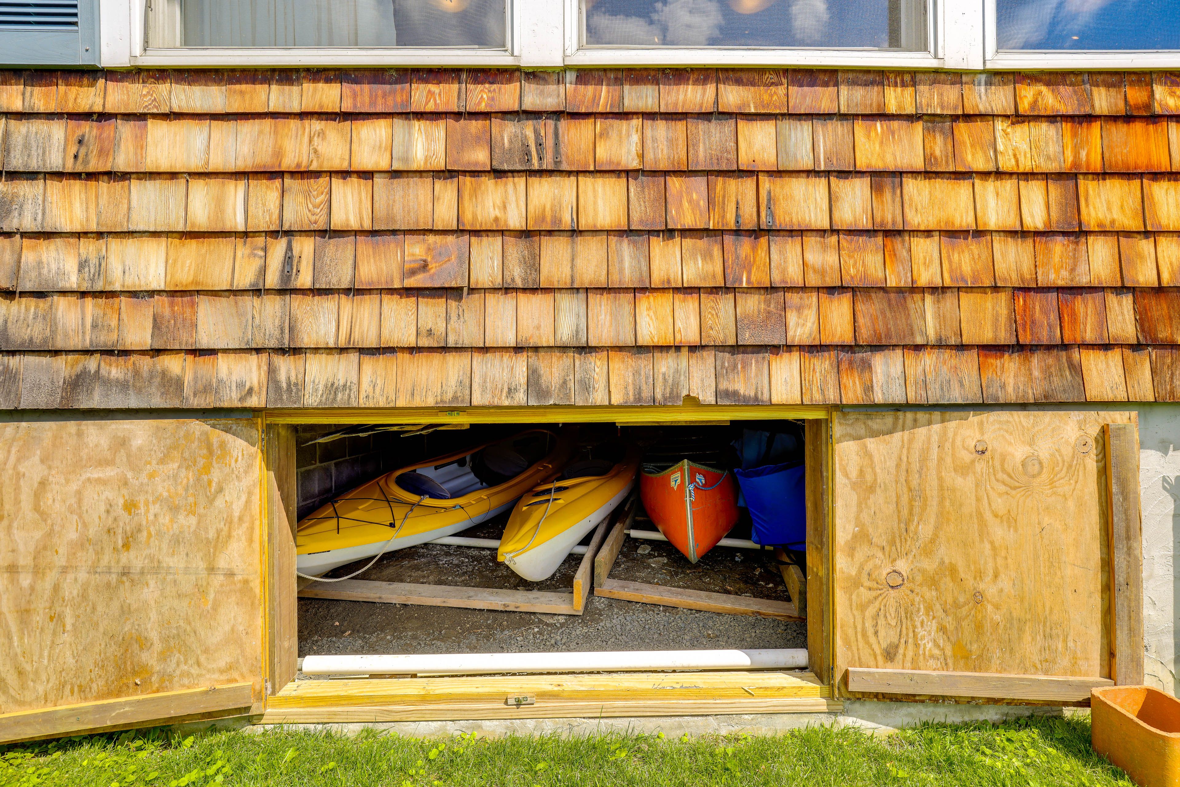 Exterior | Kayaks, Rowboat & Canoe Provided