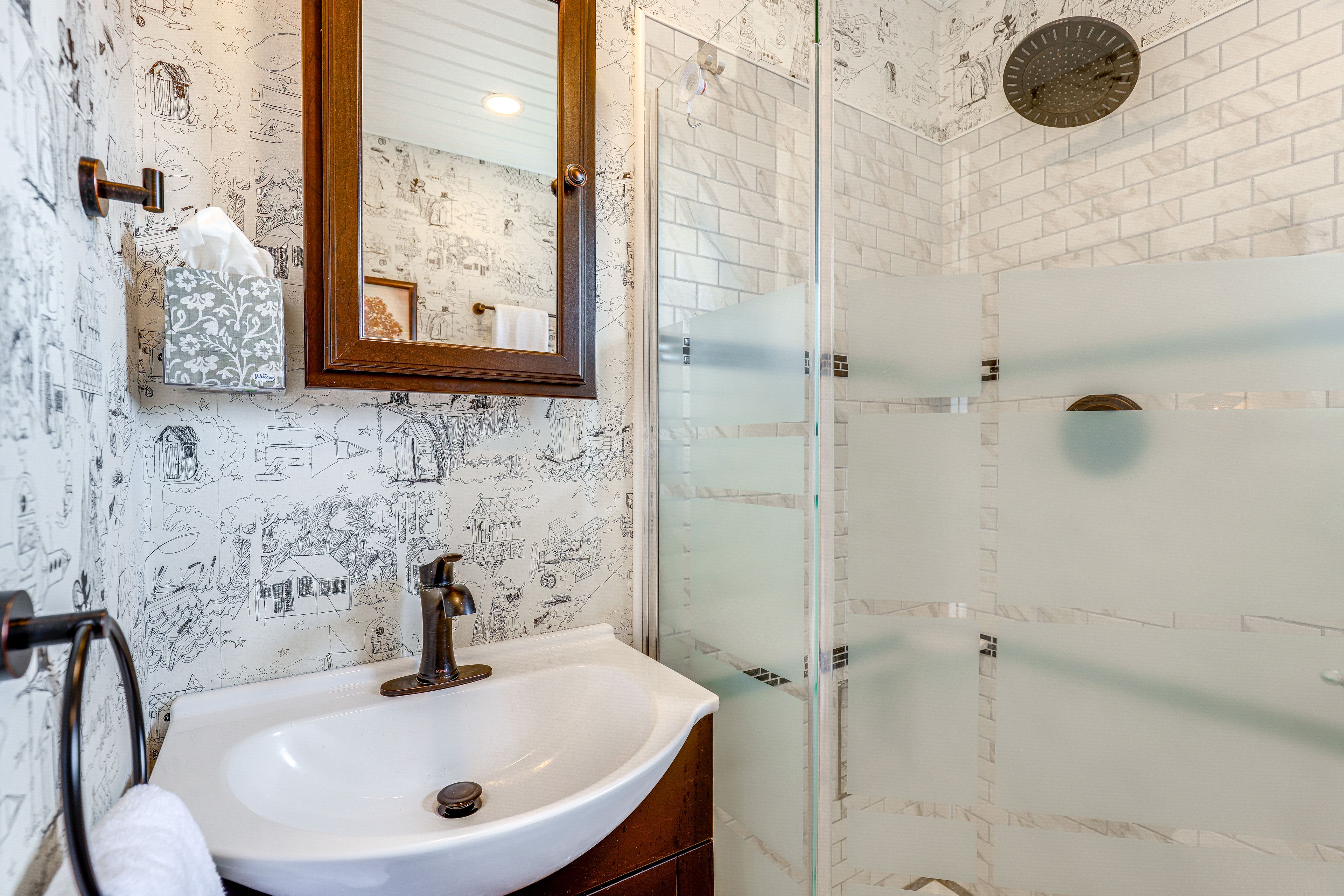 Full Bathroom | Complimentary Toiletries | 1st Floor