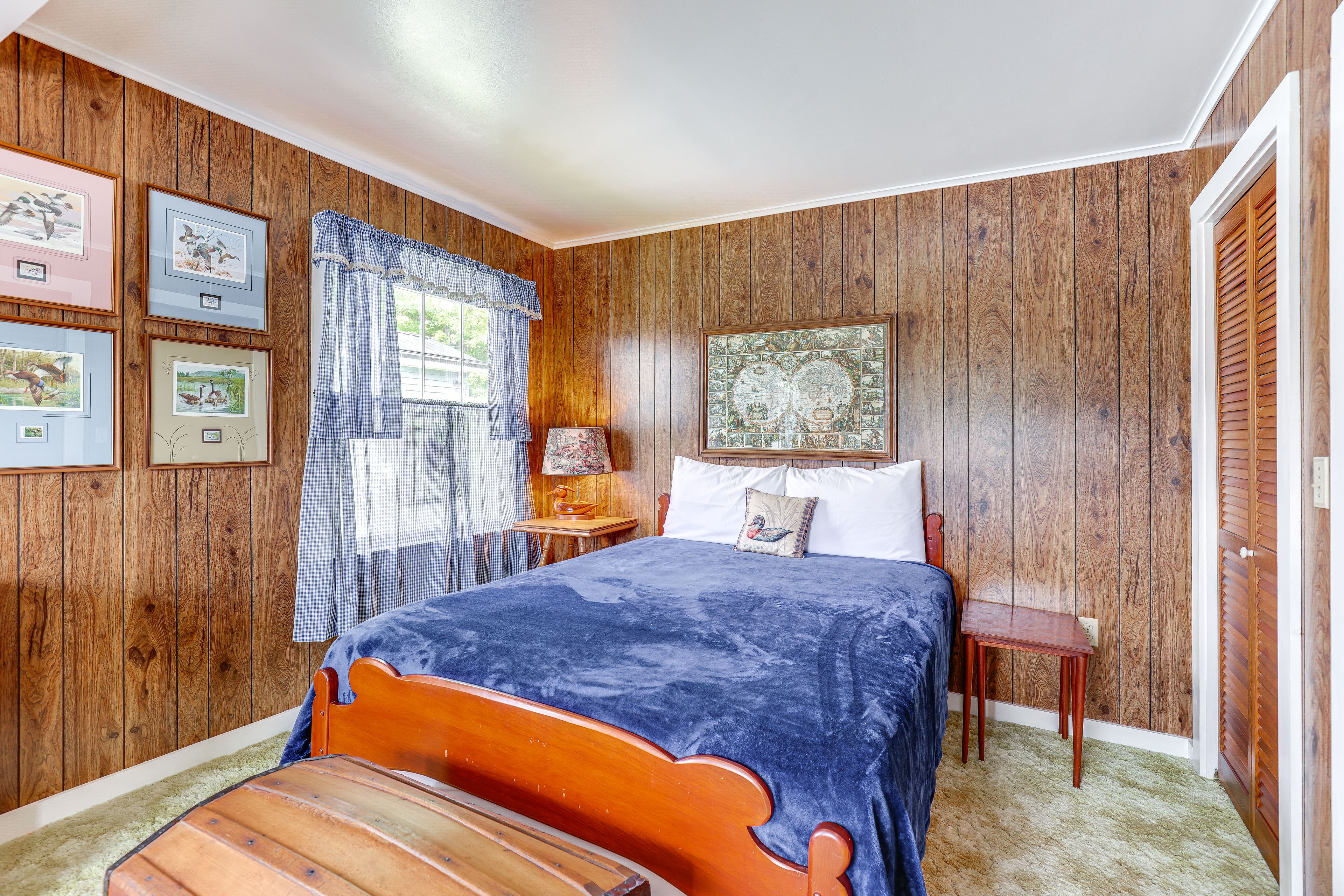 Bedroom 1 (Overlooking Lake) | Queen Bed | 2nd Floor