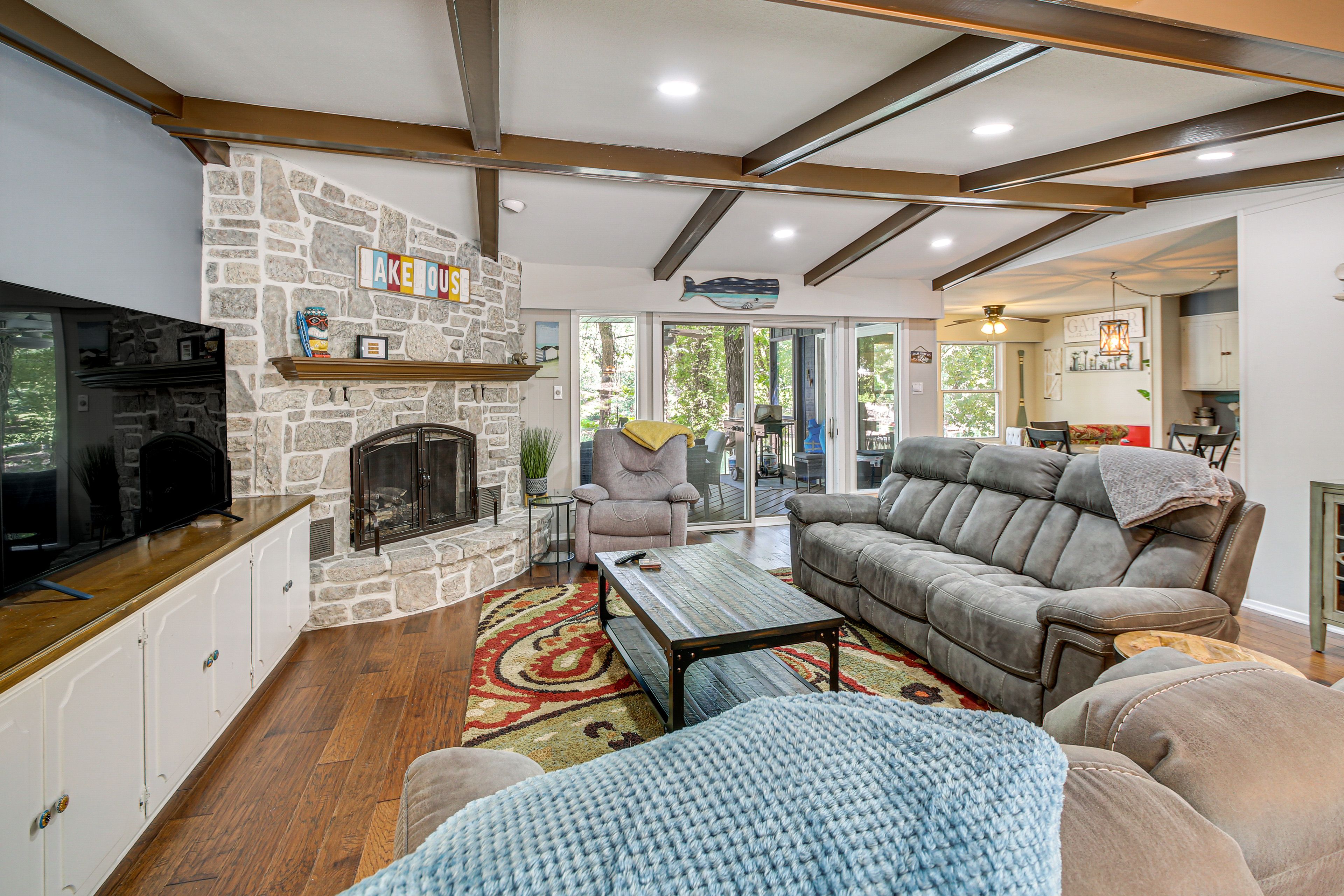 Living Room | Fireplace Not Available | Flat-Screen TV | Free WiFi