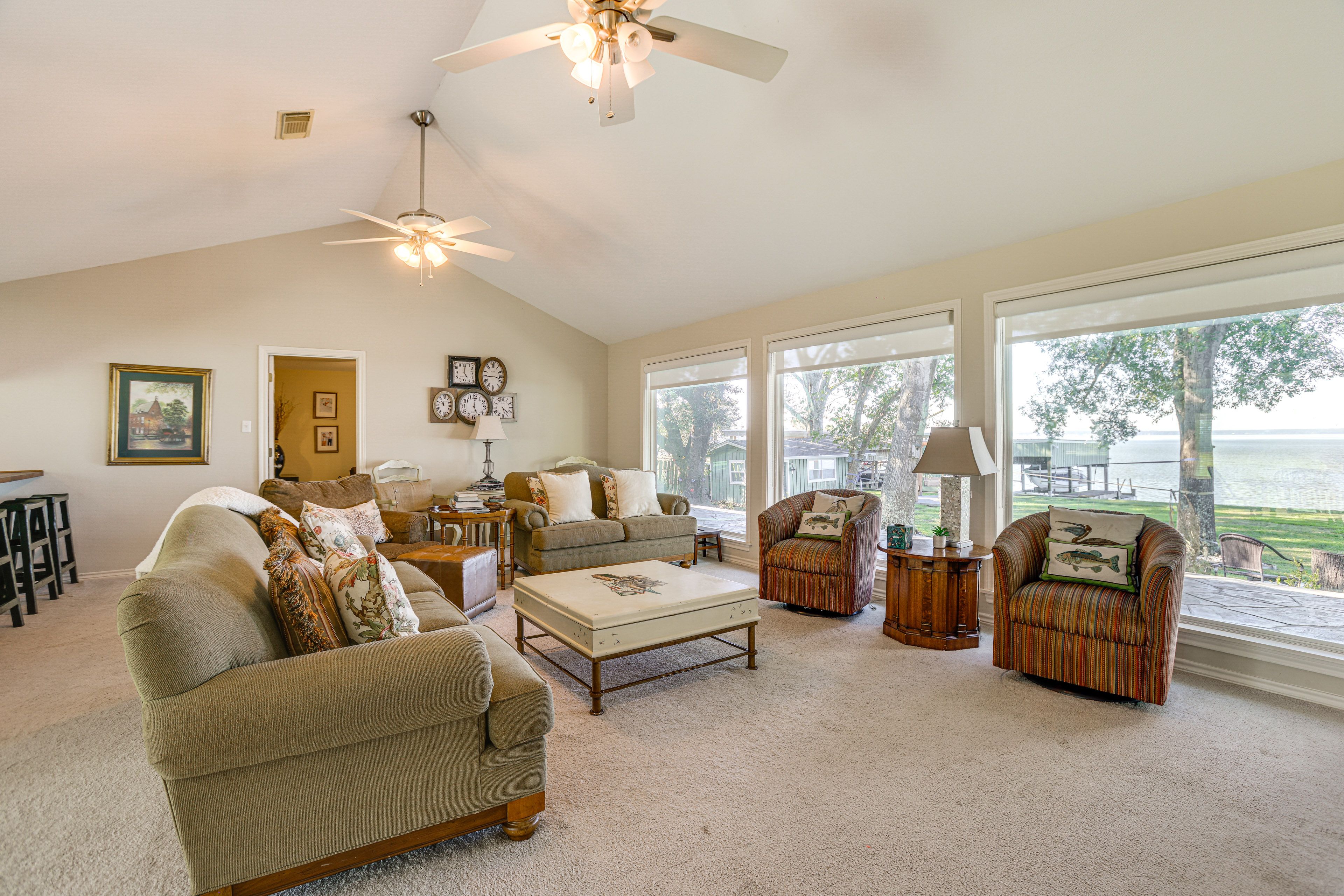 Living Room | Smart TV | Fireplace | DVD Player | Xbox & Nintendo Game Consoles