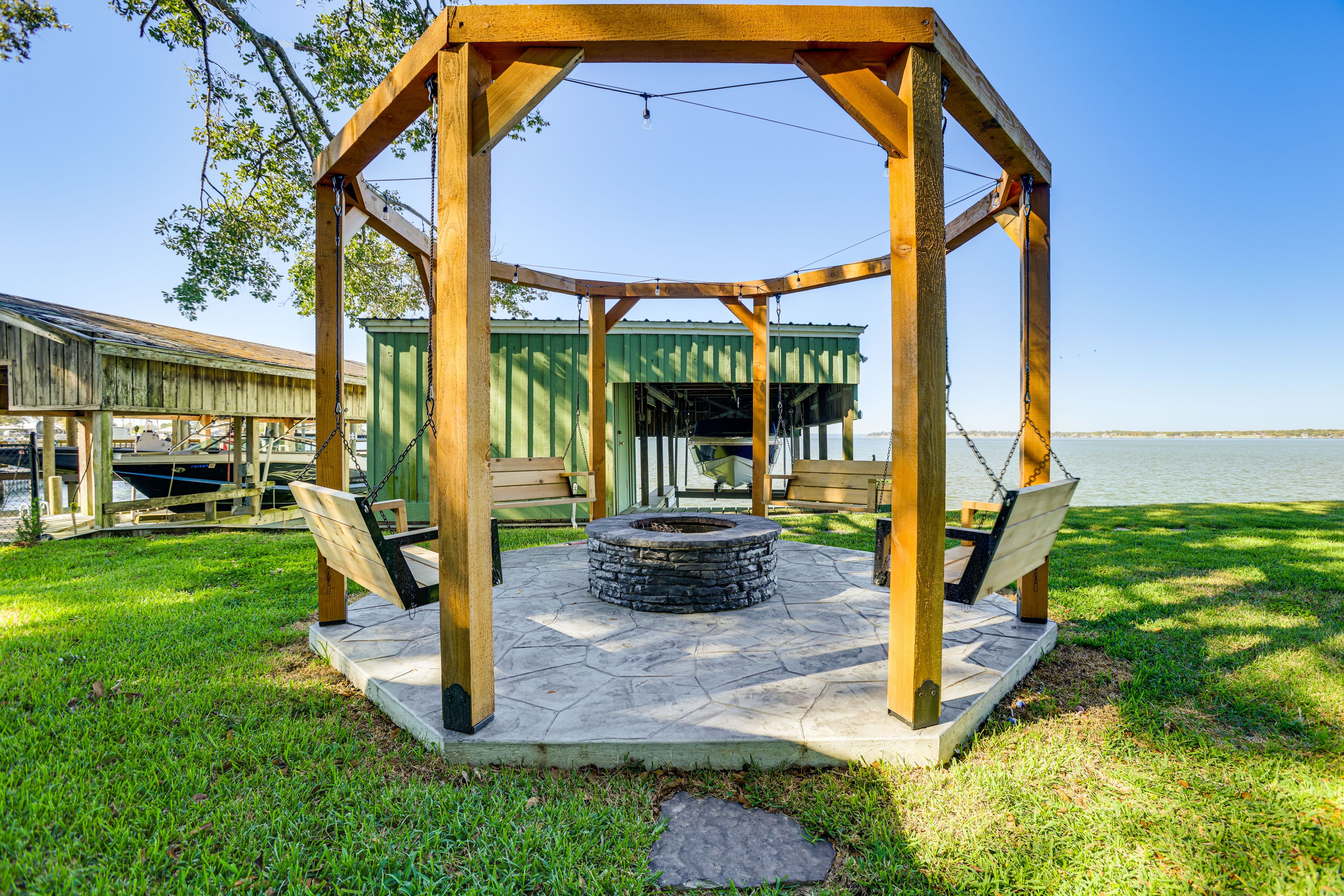 Spacious Backyard | Fire Pit w/ Seating