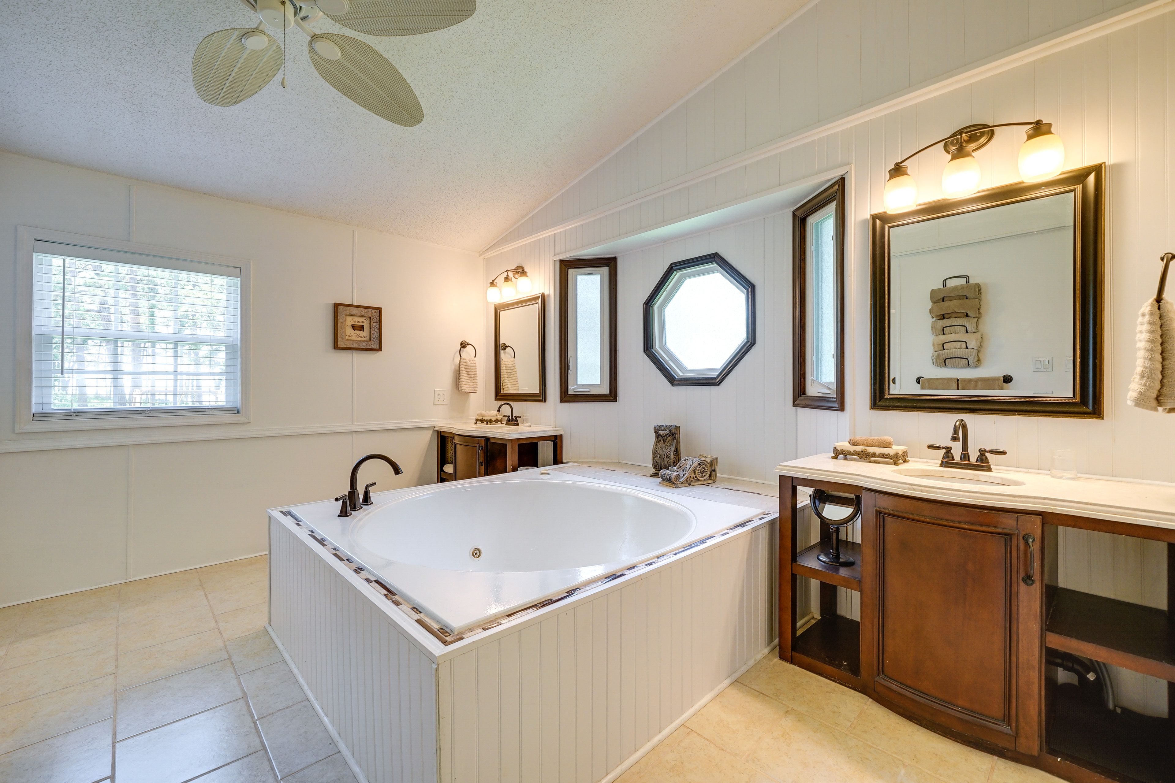 Full Bathroom | Towels Provided
