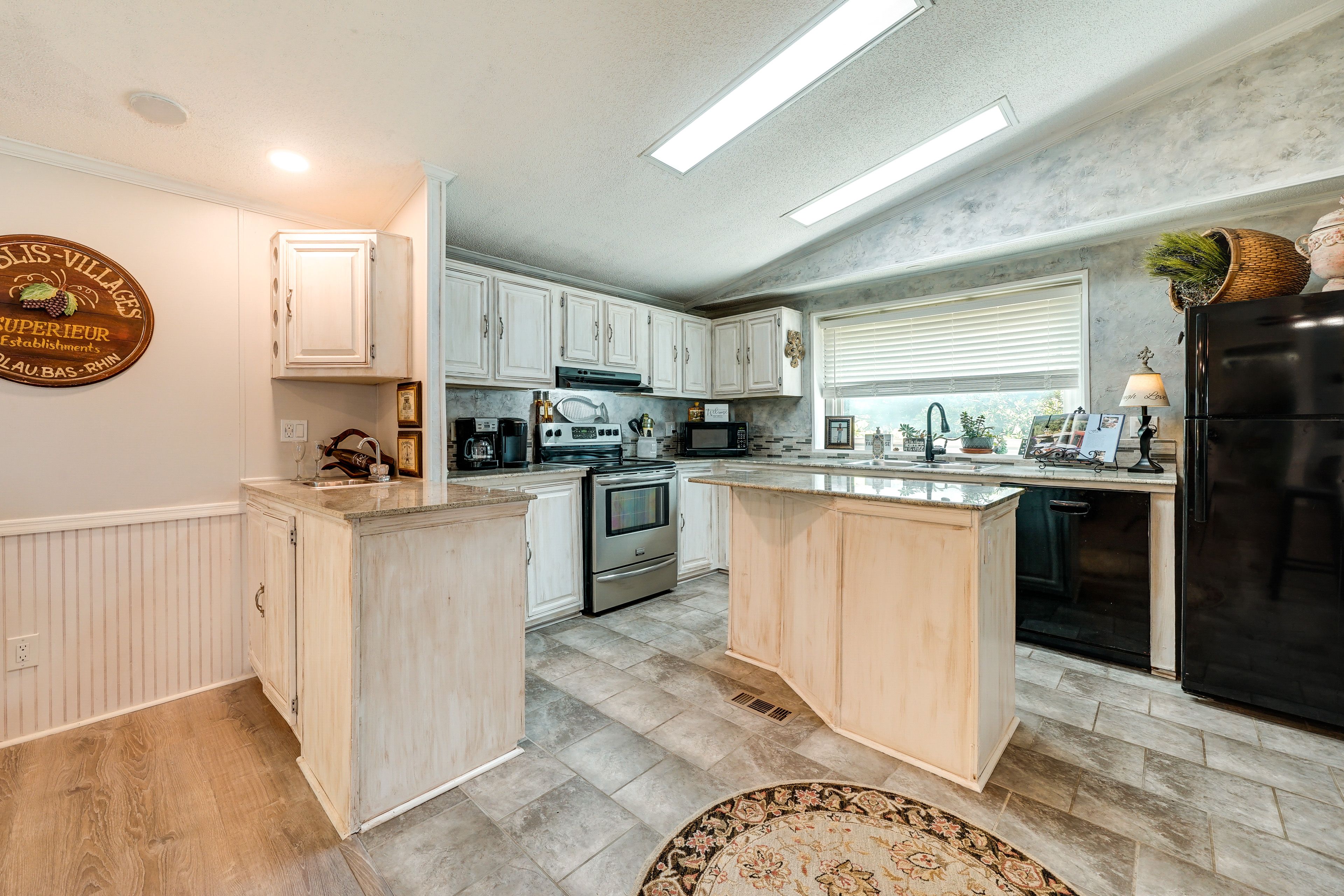 Kitchen | Keurig & Drip Coffee Maker