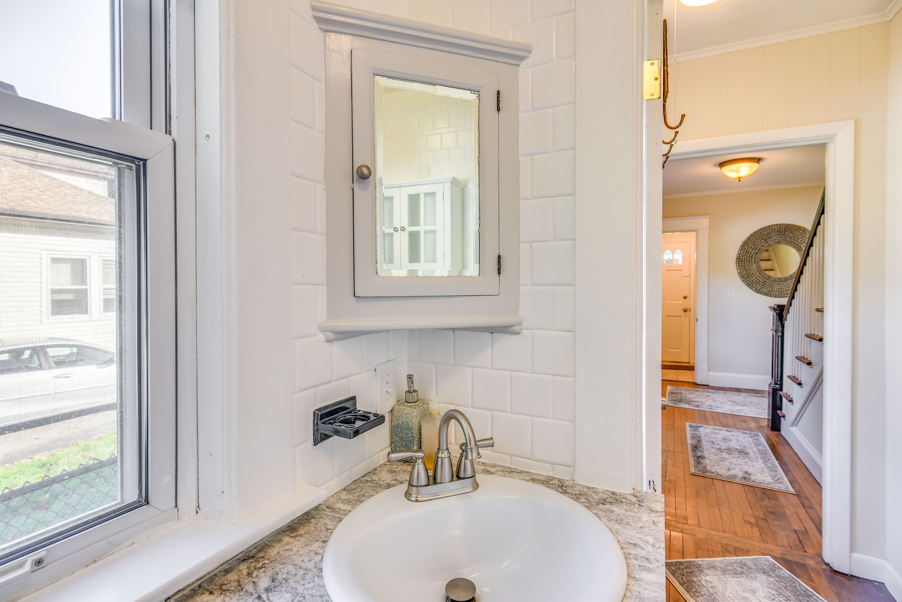Full Bathroom | Towels Provided