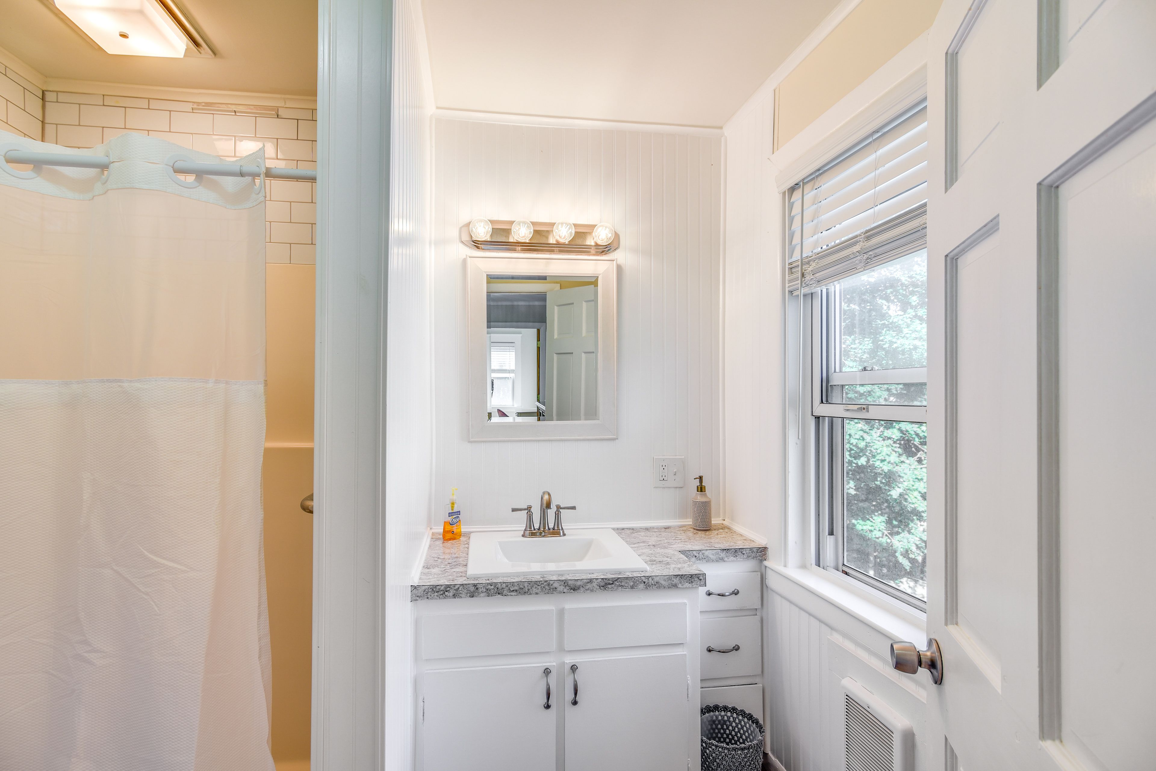 Full Bathroom | Complimentary Toiletries