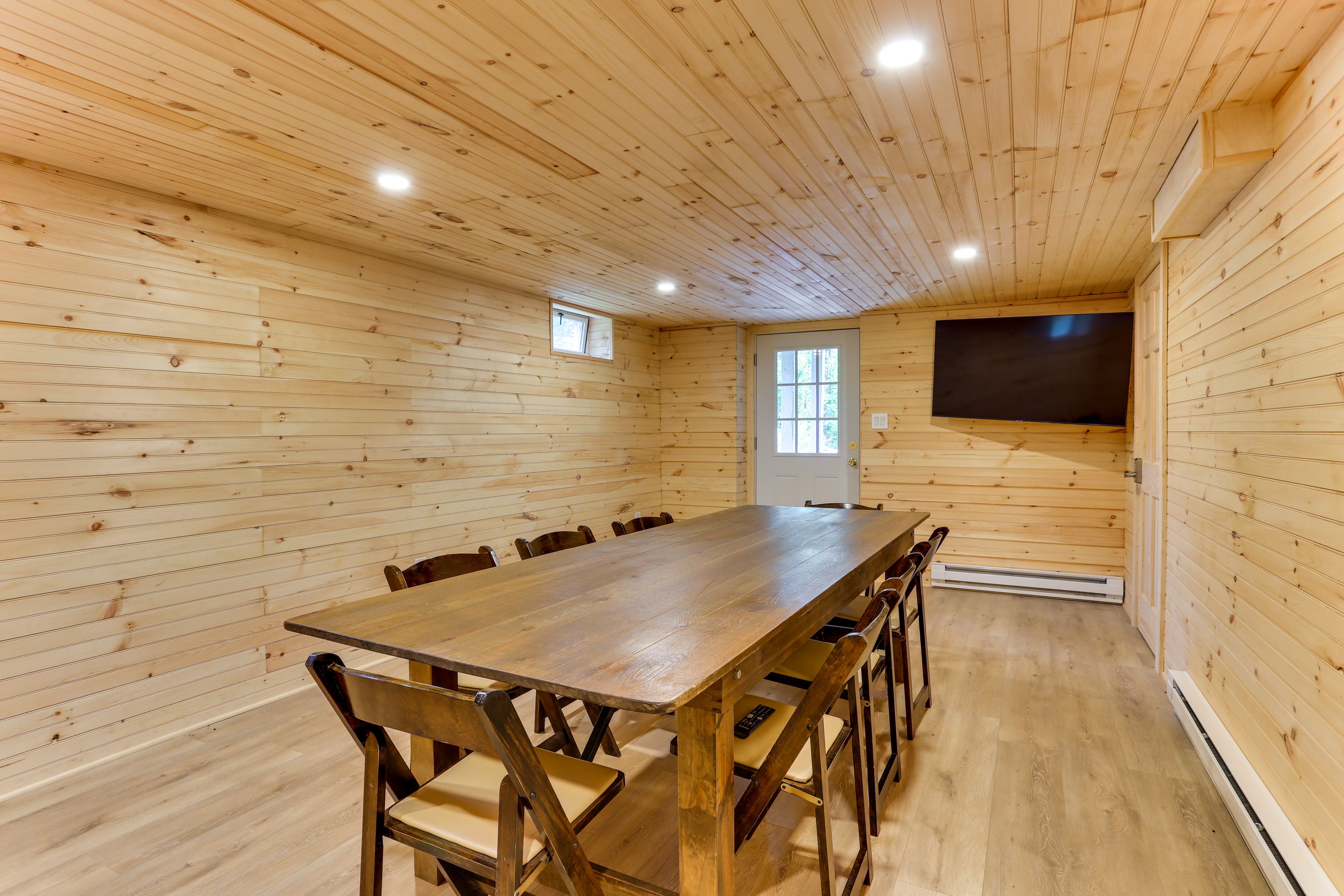 Dining Area | Smart TV