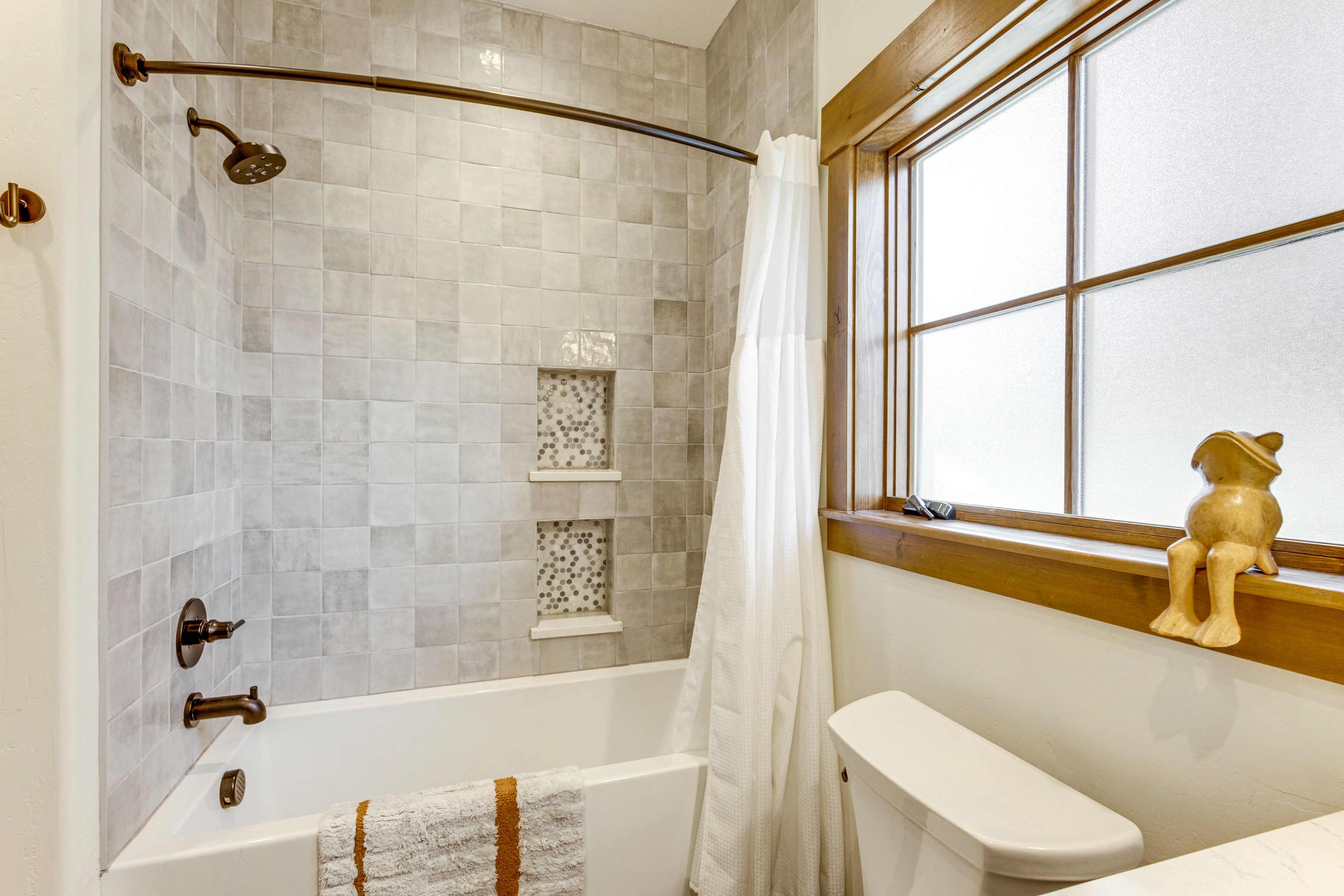 Full Bathroom | Towels Provided