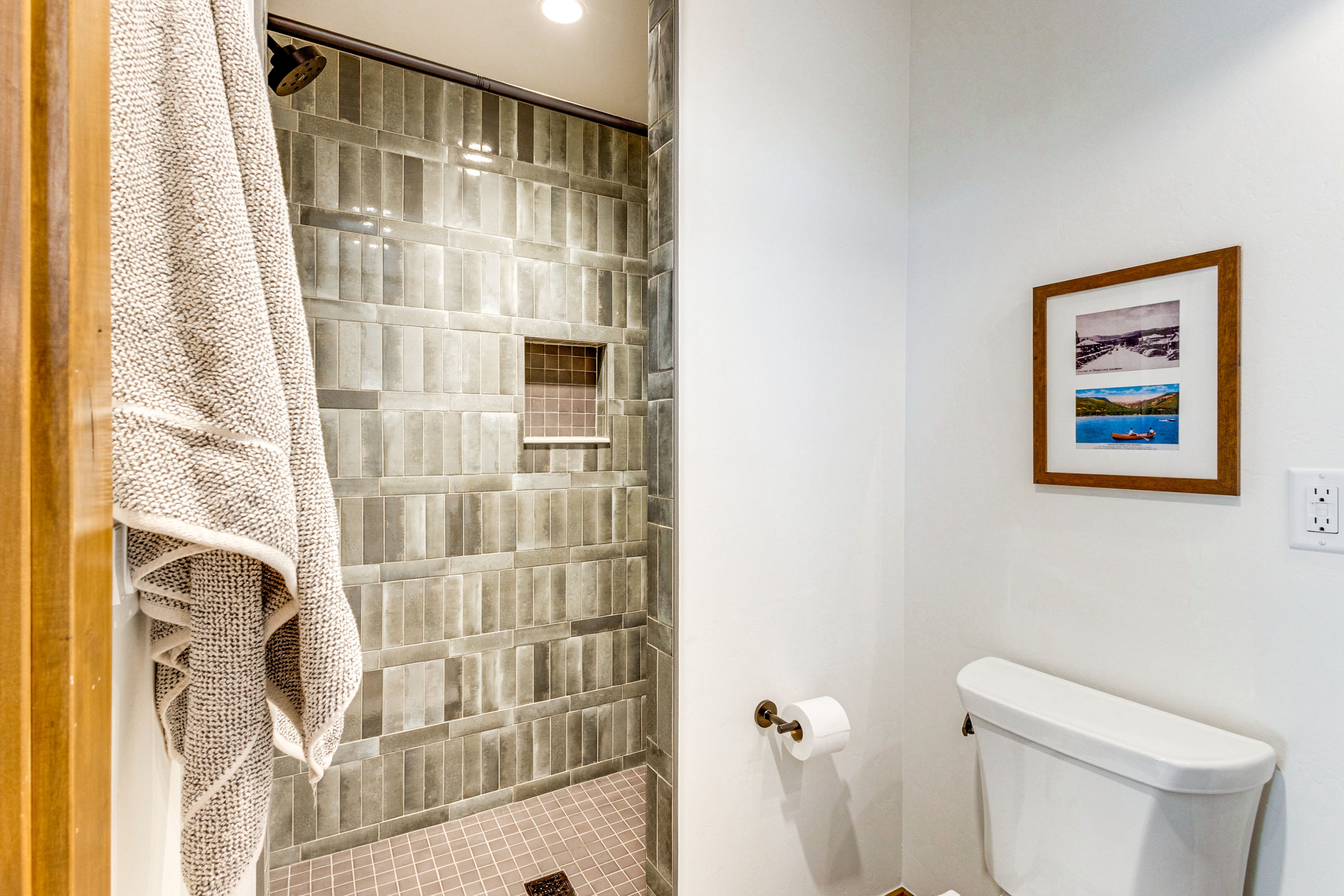 En-Suite Bathroom | 1st Floor