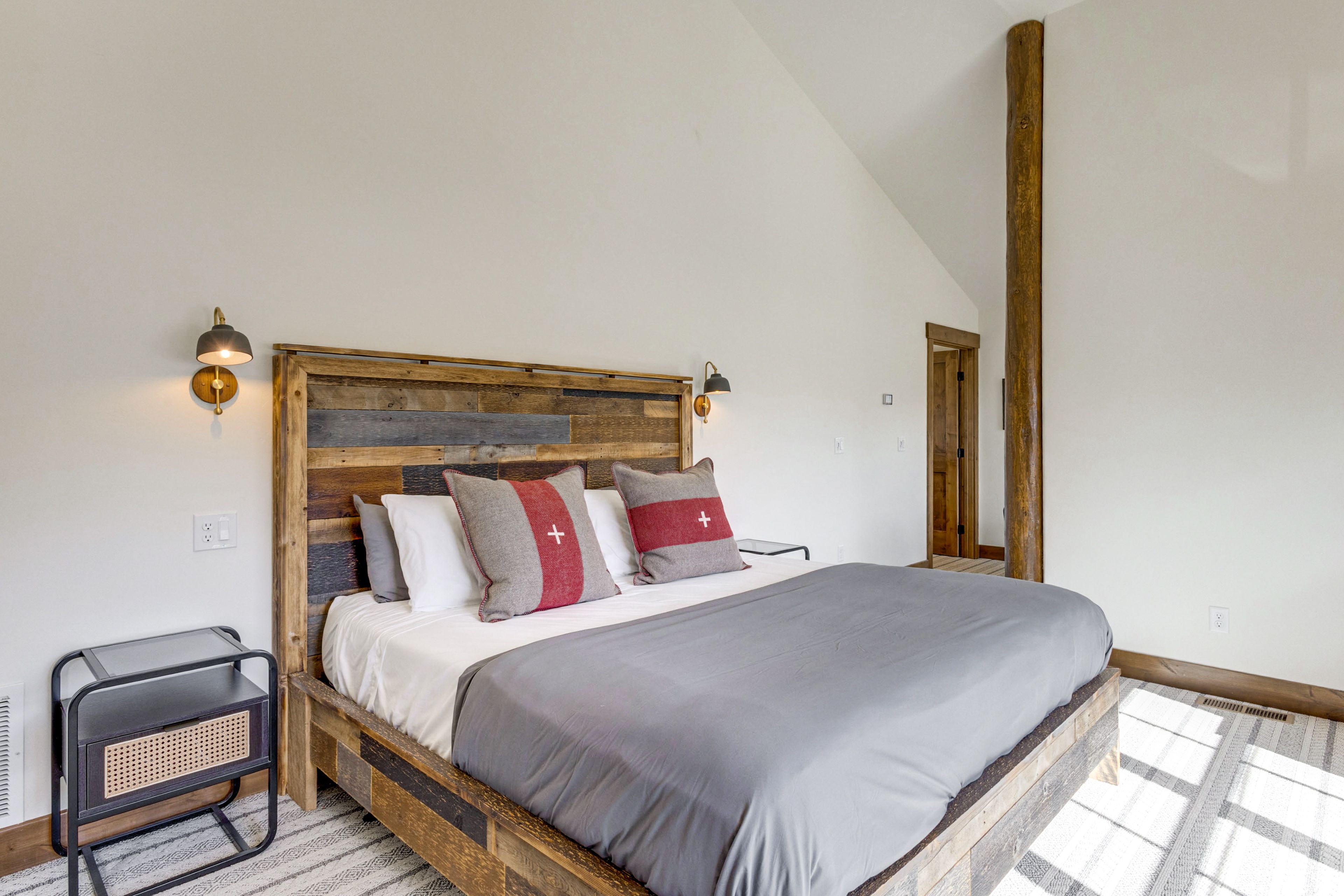 Bedroom 1 | King Bed | En-Suite Bathroom | Mountain Views | 2nd Floor
