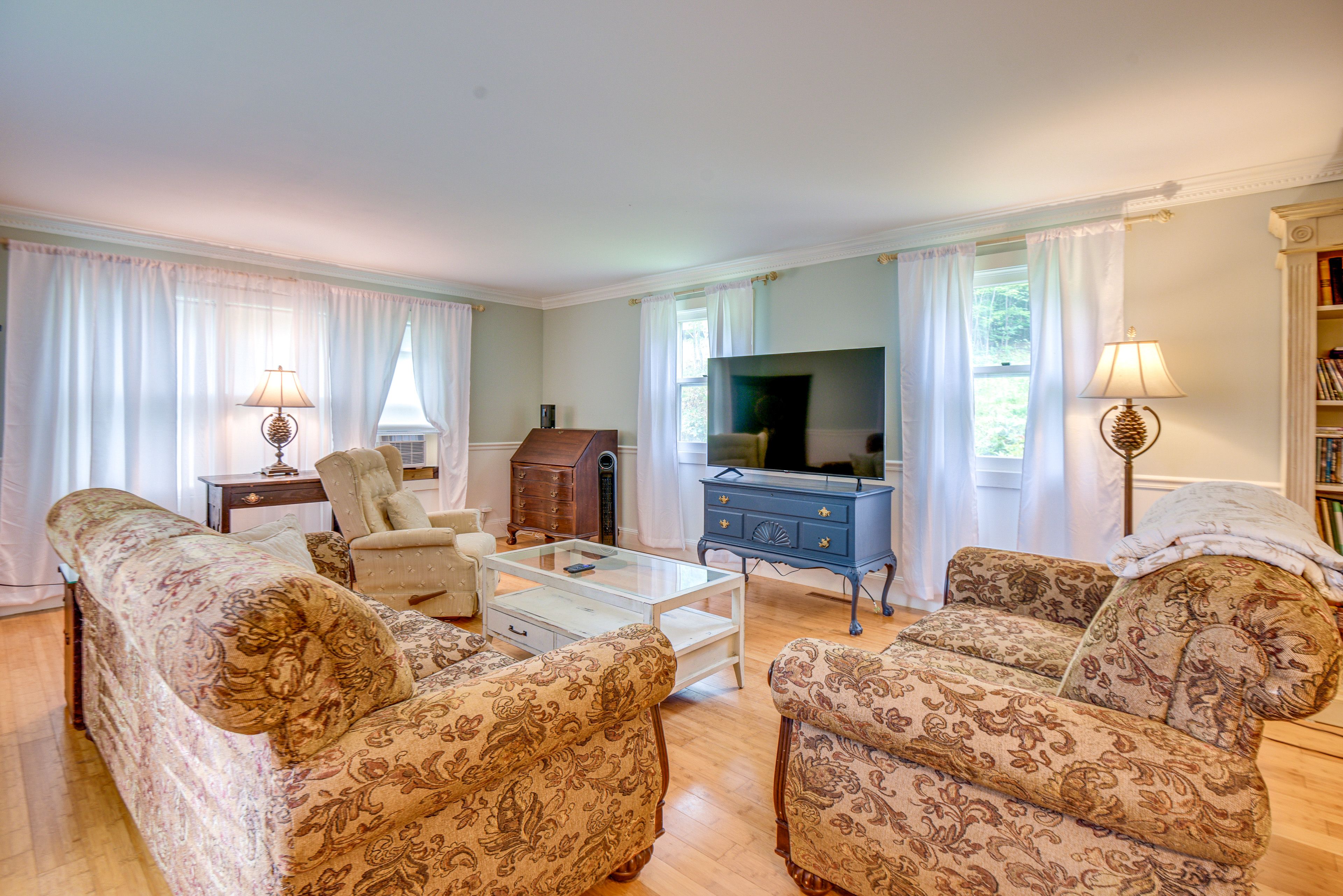 Living Room | 1st Floor | Pack n Play | Smart TV w/ Cable
