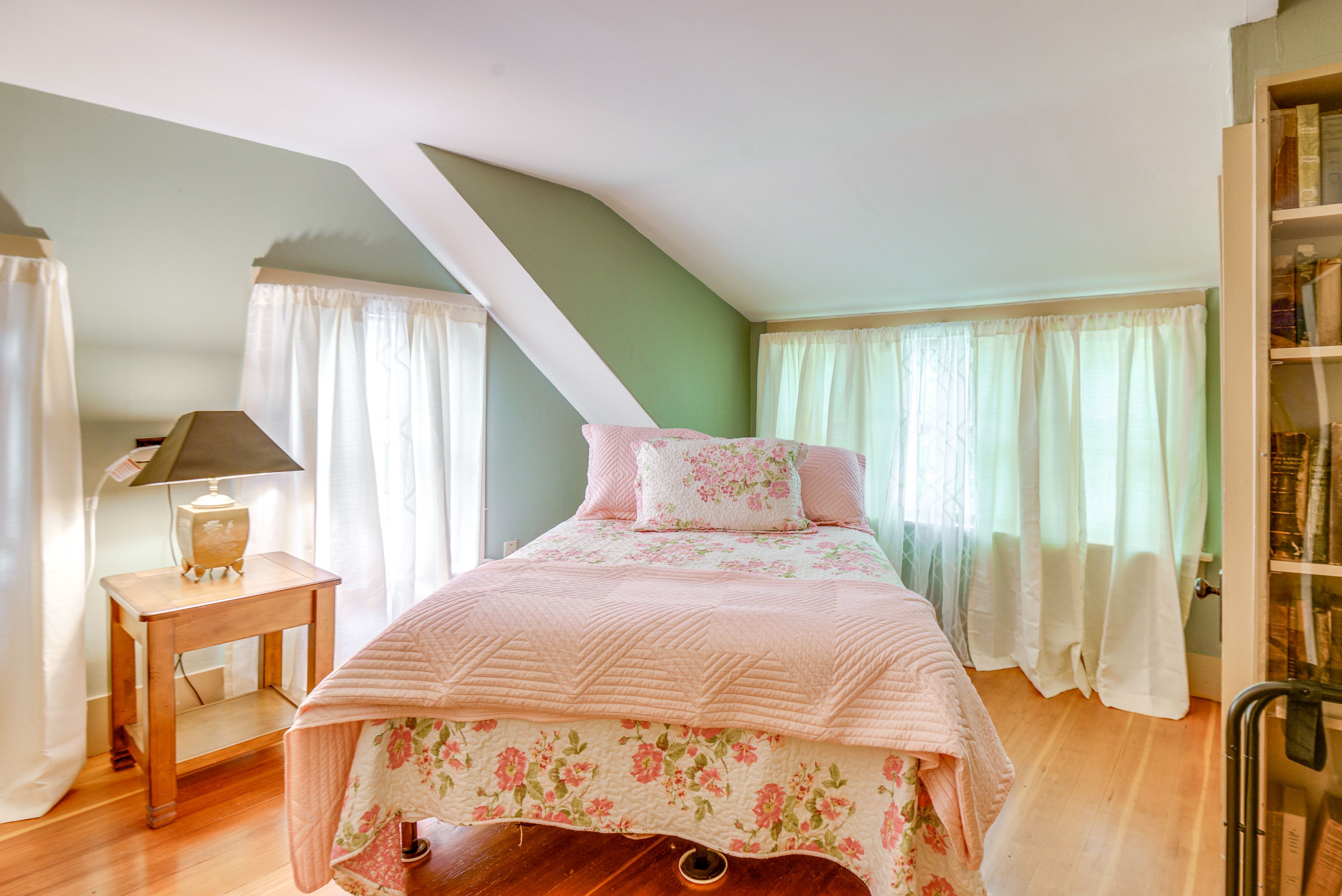 Bedroom 2 | 2nd Floor | Full Bed | Hangers