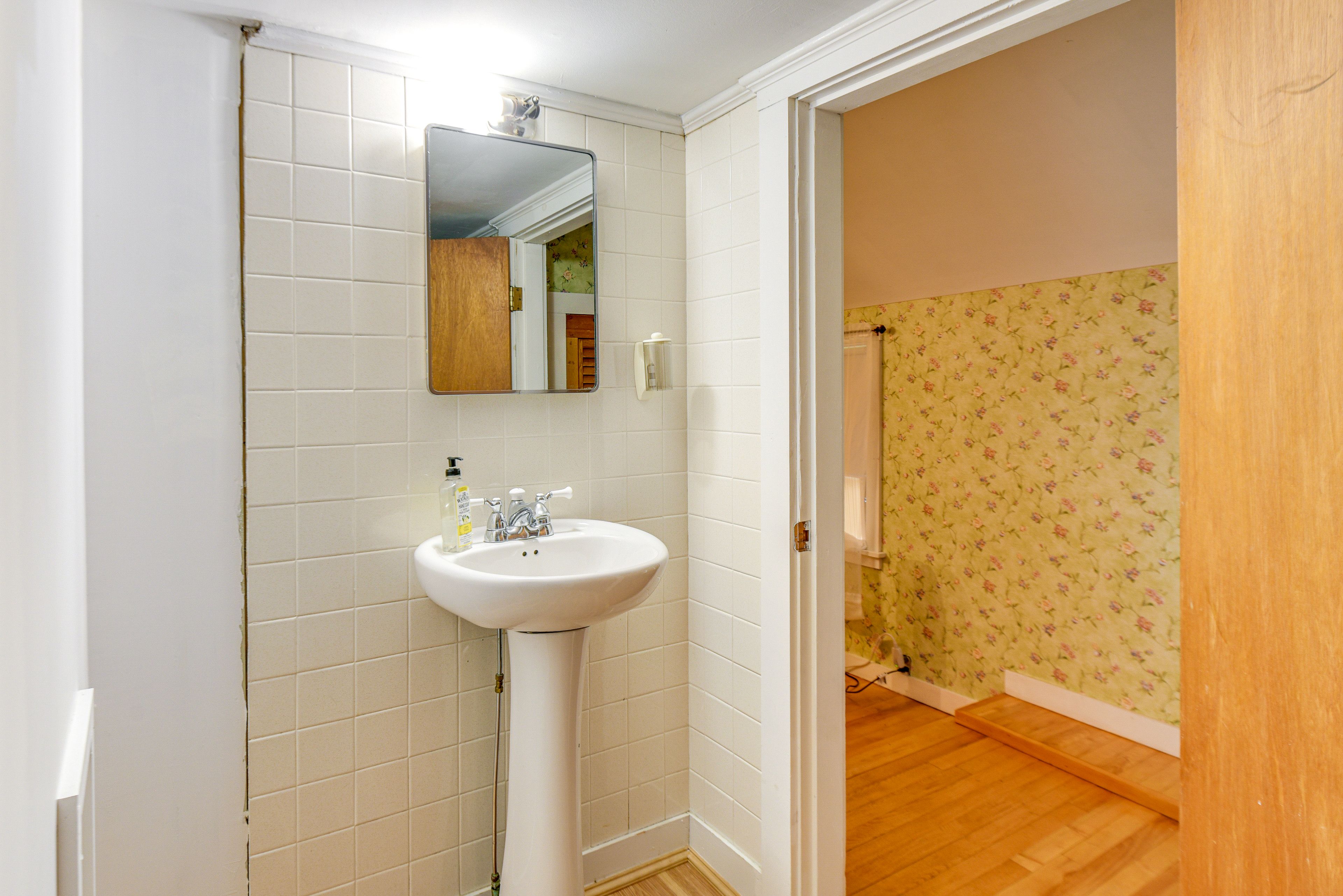 Full En-Suite Bathroom | 2nd Floor | Towels Provided | Complimentary Toiletries