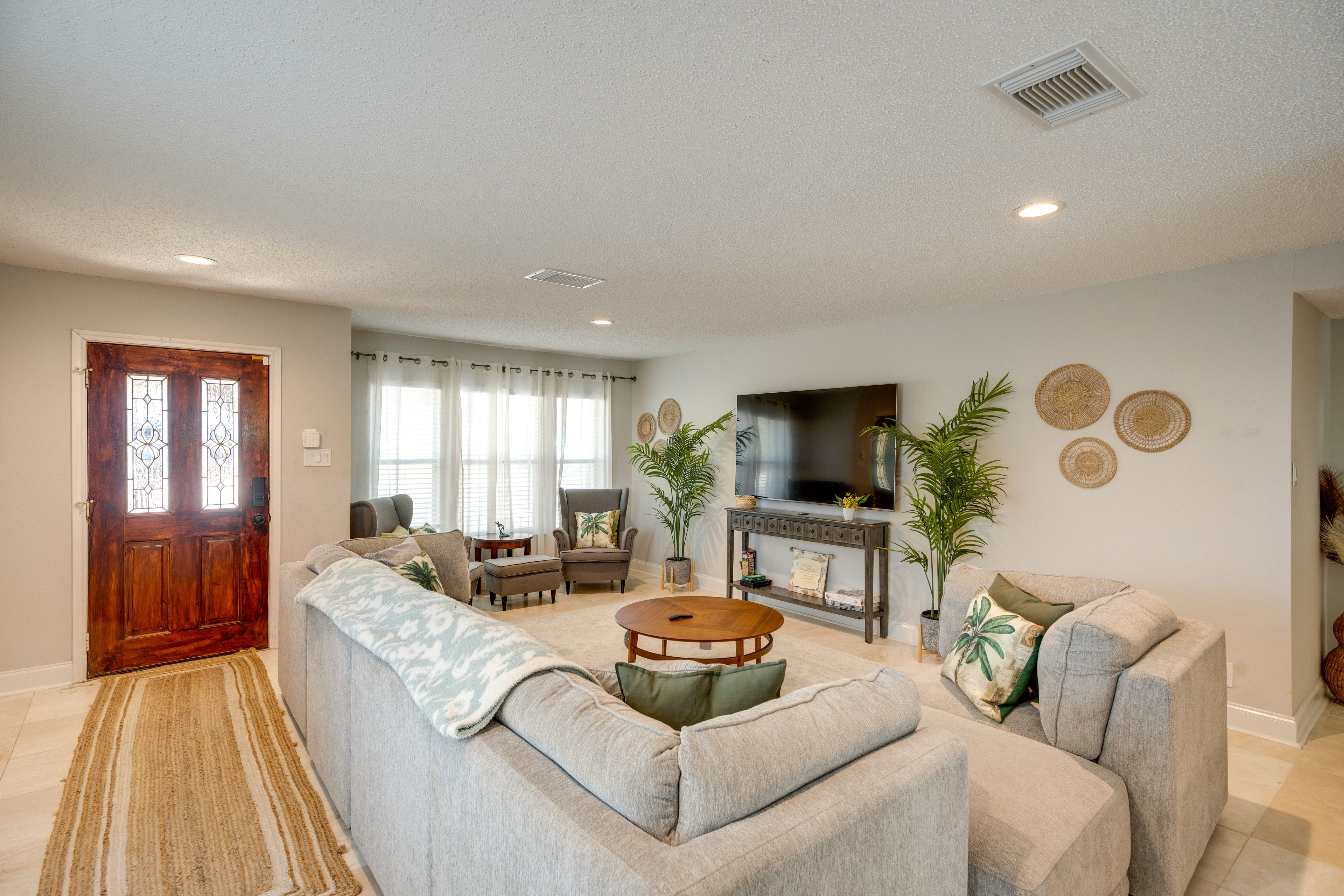 Living Room | 1st Floor | Smart TV | Free WiFi | Central A/C & Heating