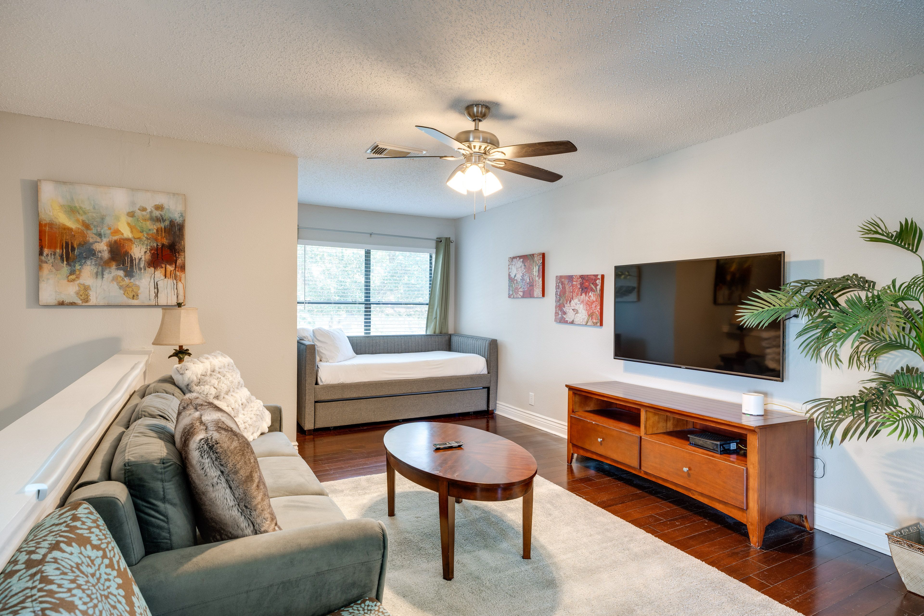 Living Room | Twin Daybed w/ Twin Trundle | 2nd Floor | Smart TV