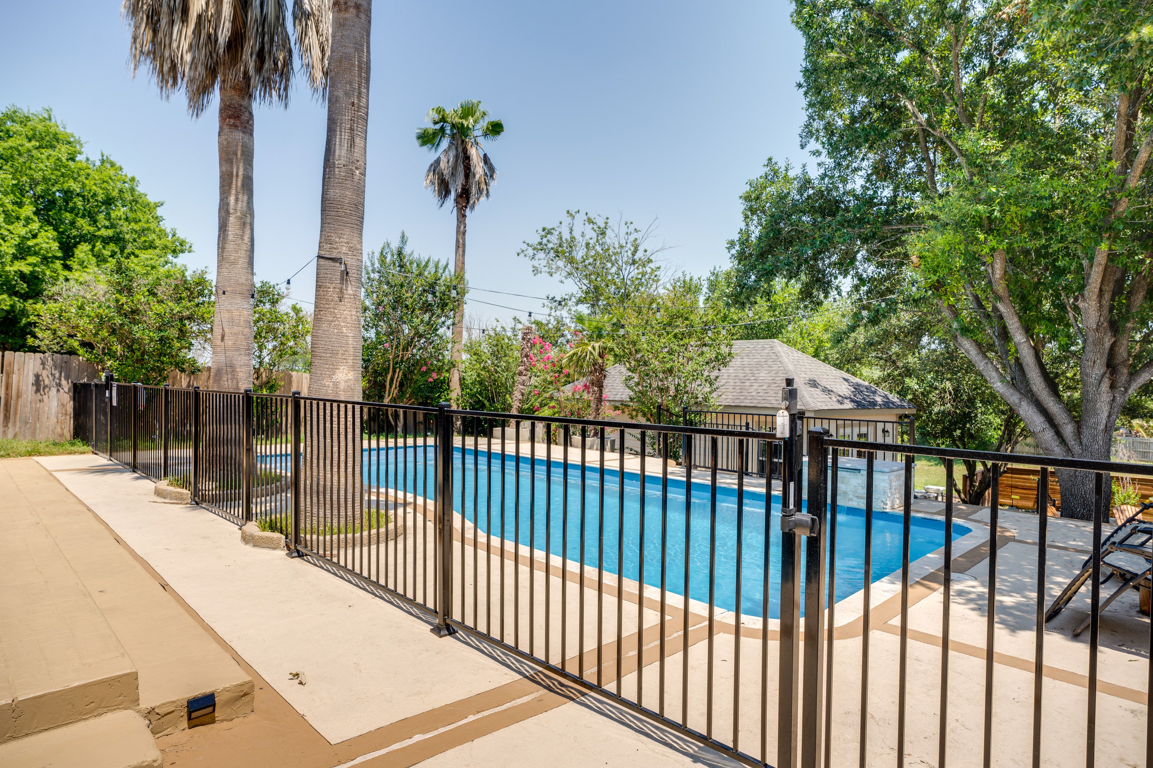Private Pool (Depth 3'-6')
