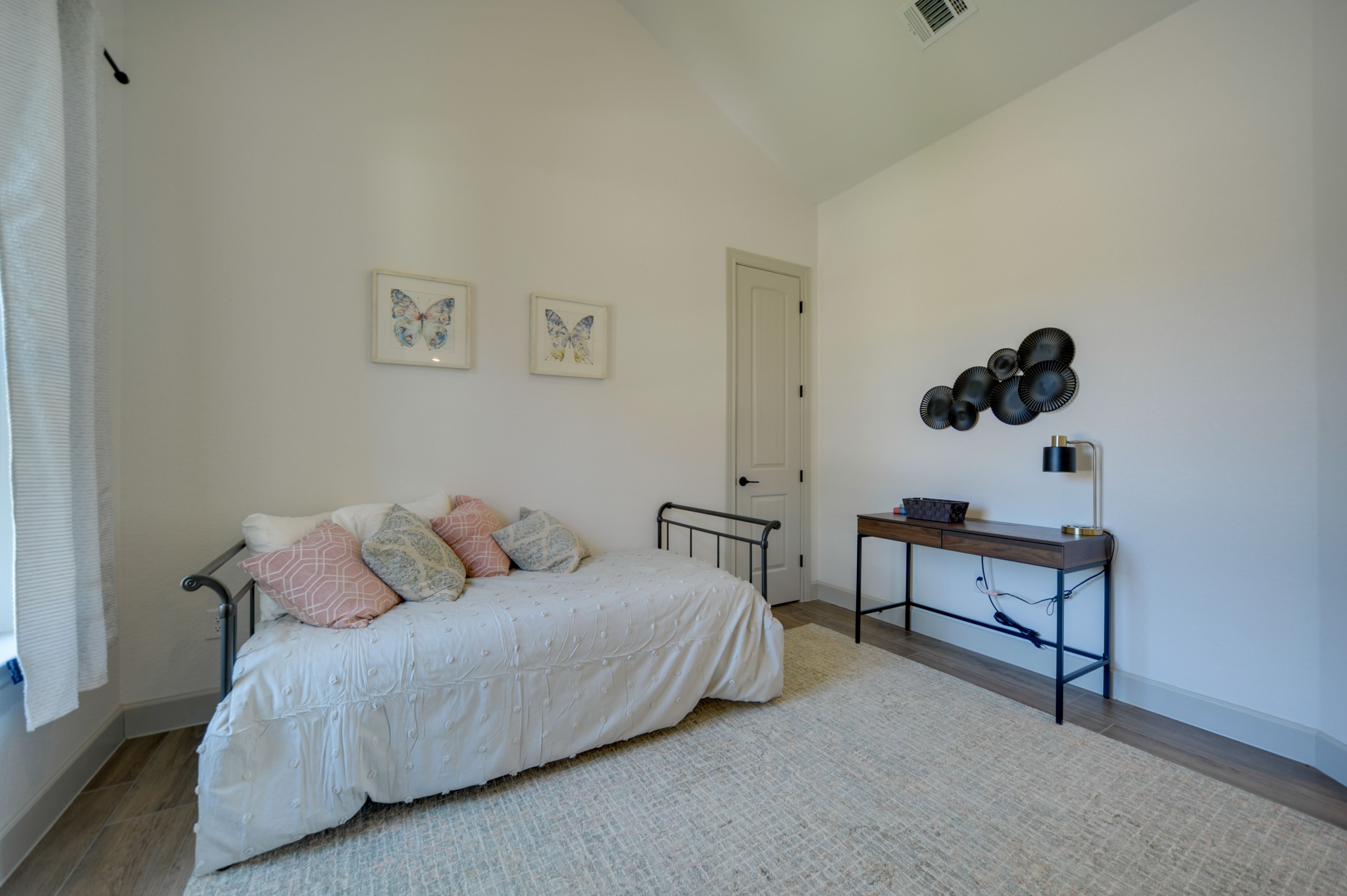 Office | Twin Daybed | Remote-Work Friendly
