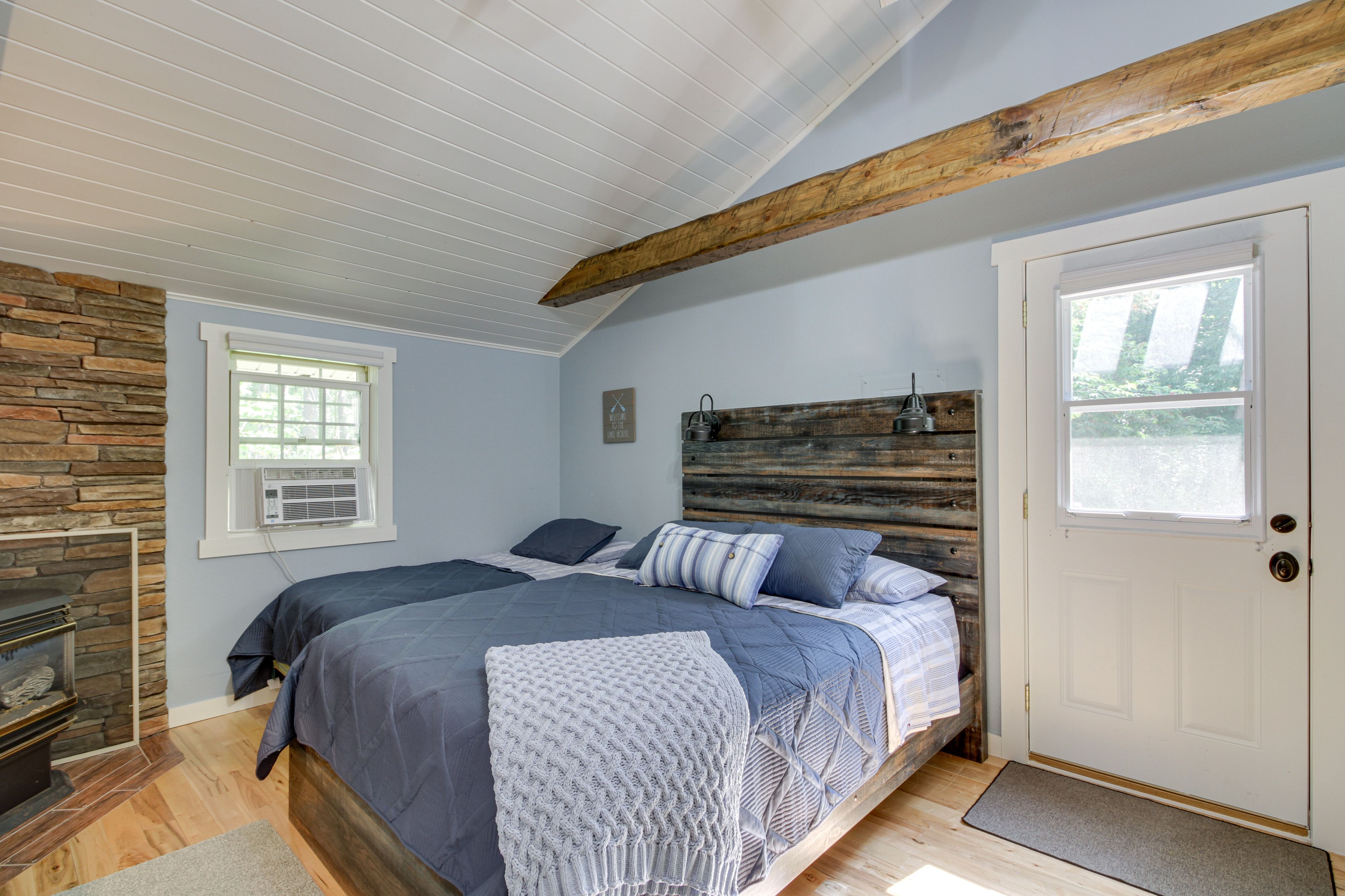 Bedroom 1 | Queen Bed | Twin Bed | Linens Provided