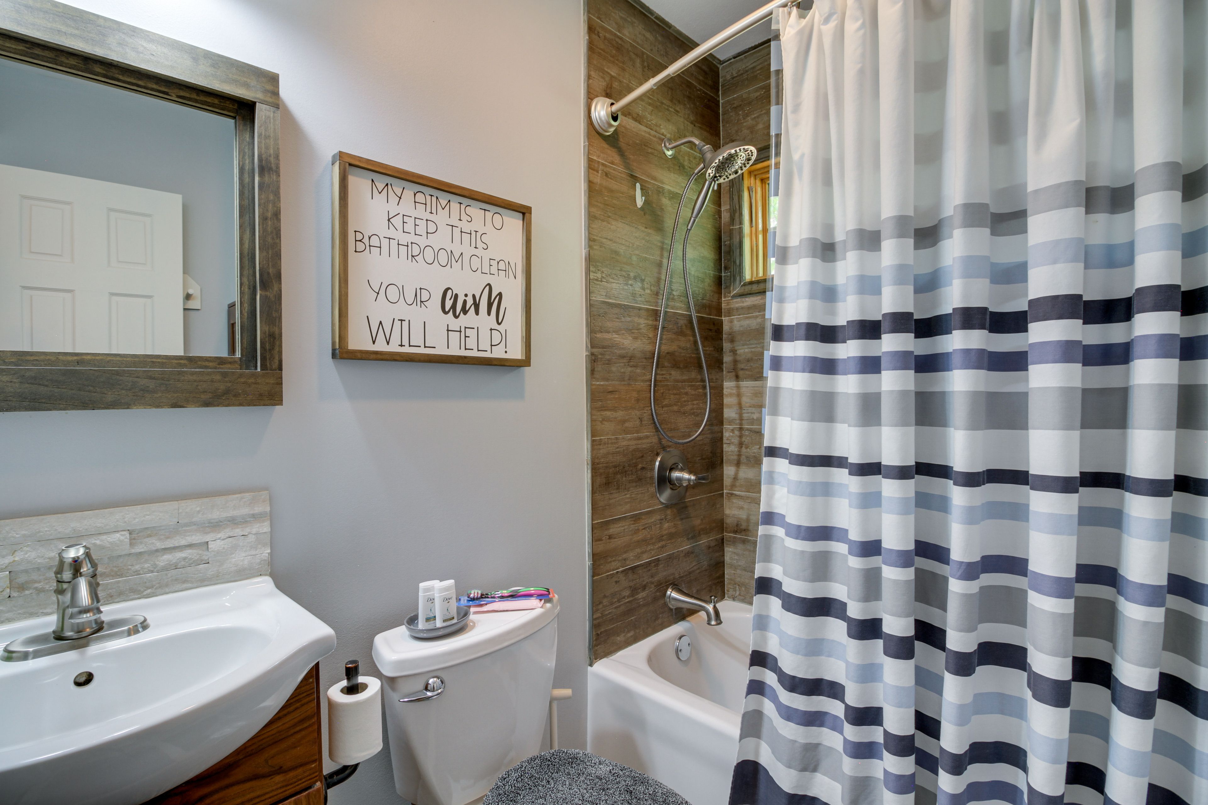 Full Bathroom | Towels Provided