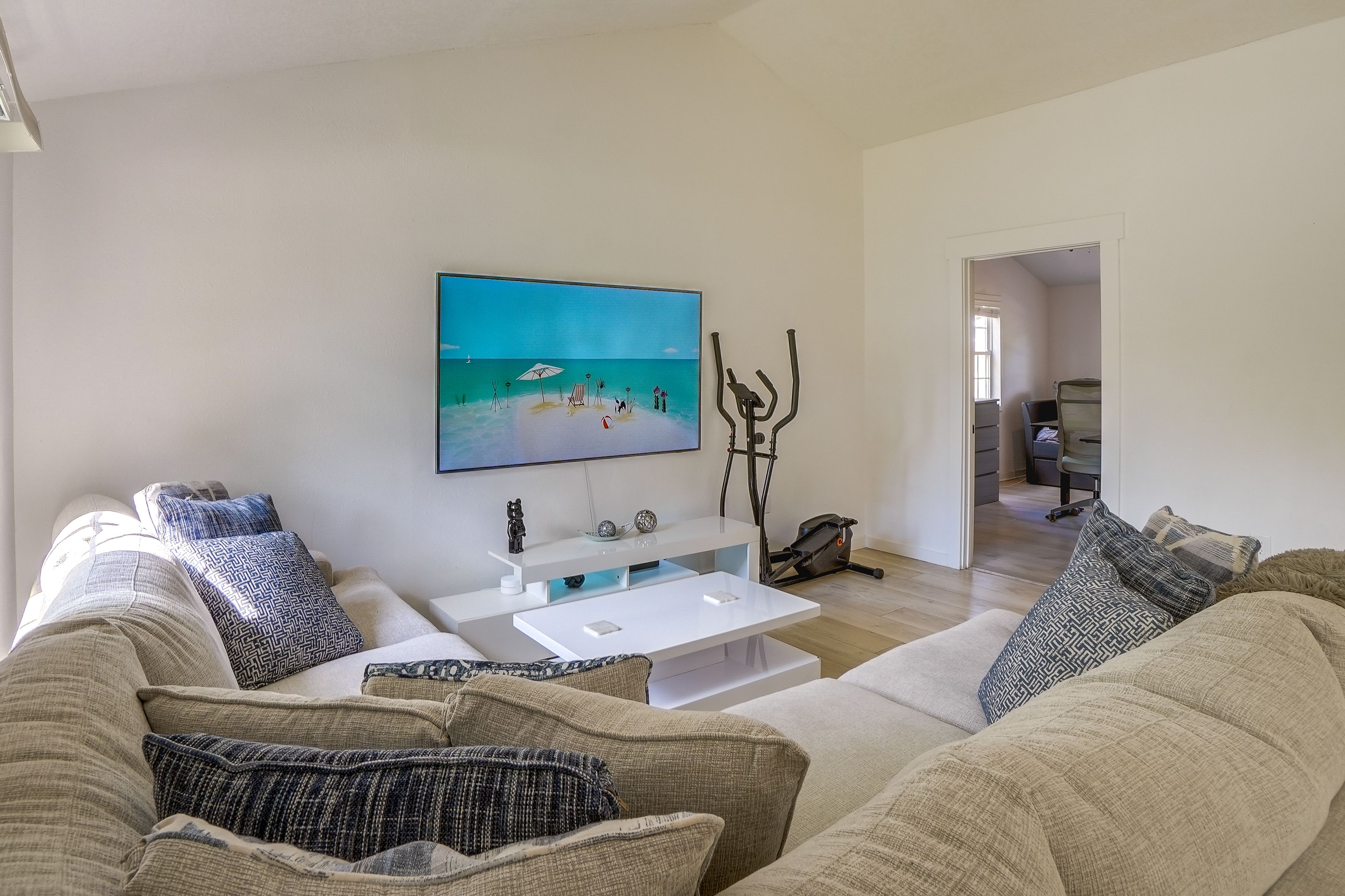 Living Room | Smart TV | WiFi | Board Games | Central A/C