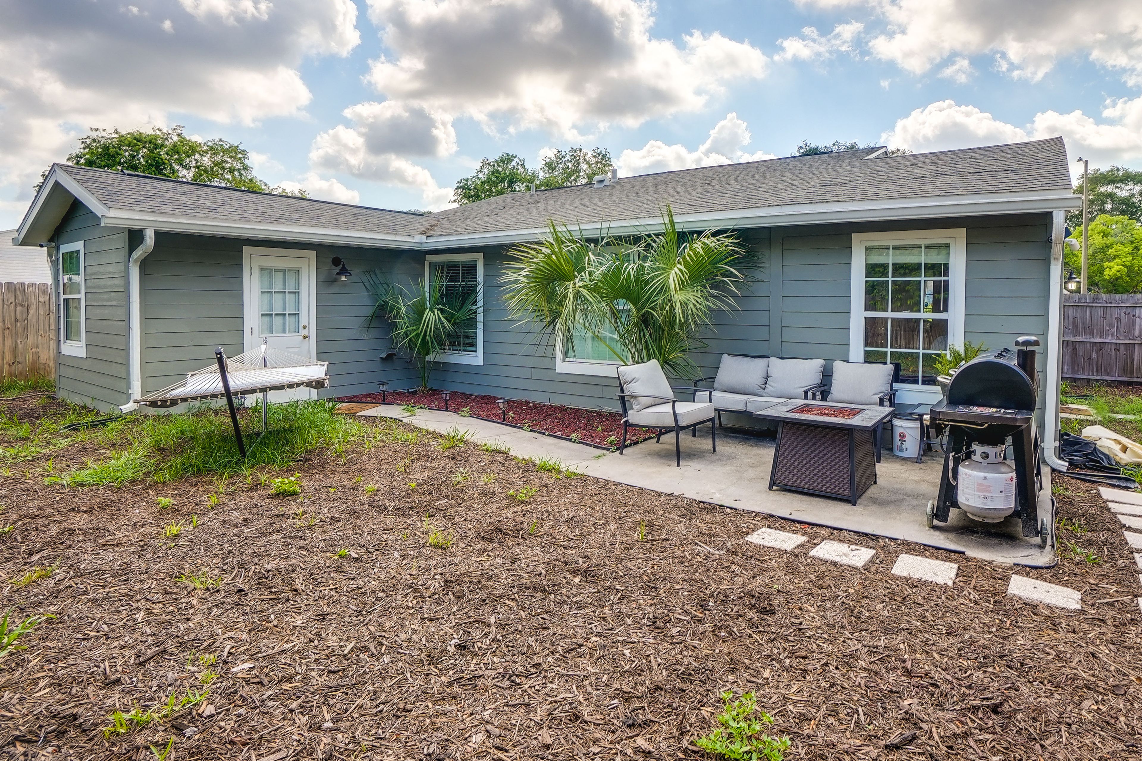 Private Backyard | Gas Grill | Seating Area | Fire Pit | Hammock