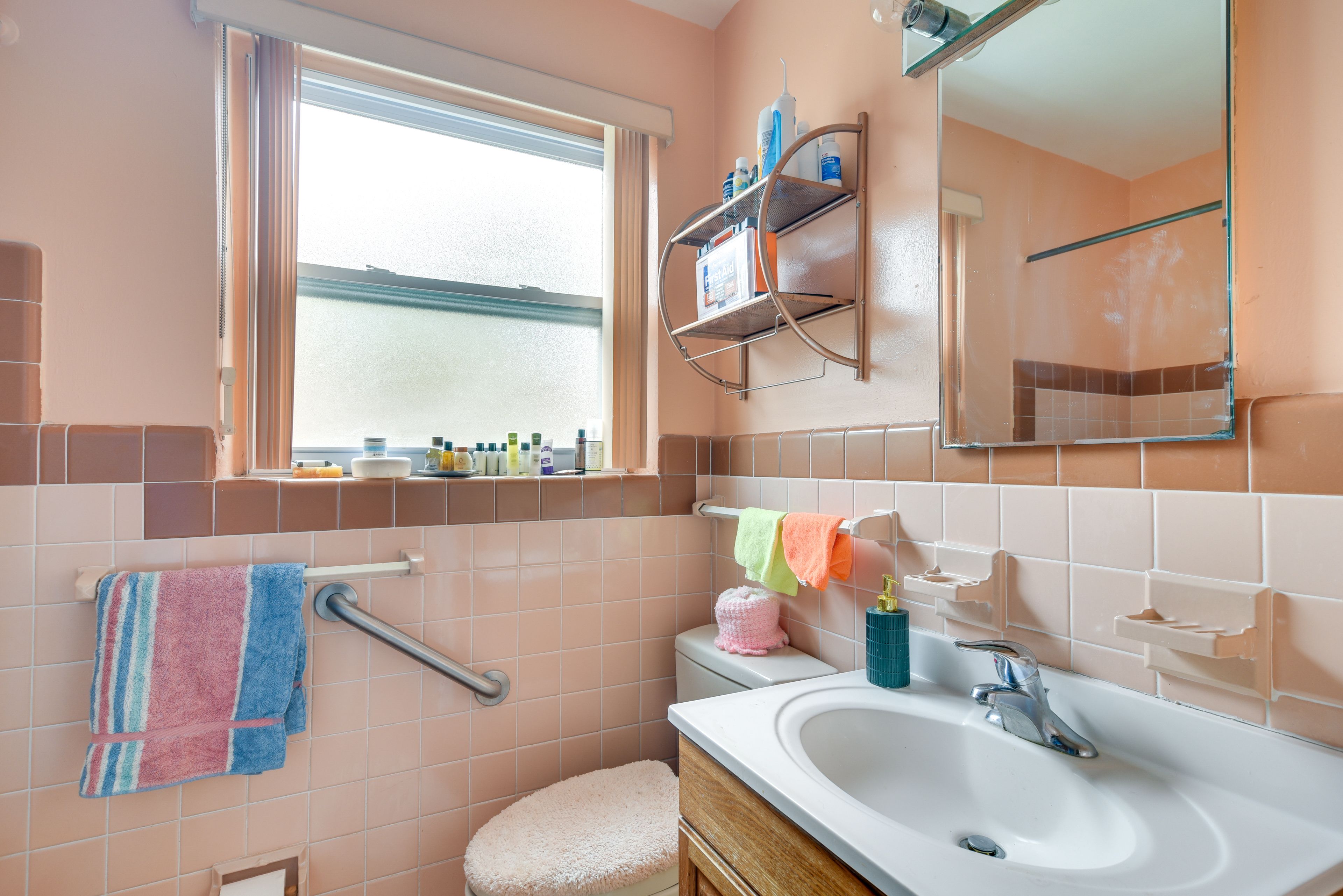 Full Bathroom | Shower/Tub Combo | Complimentary Toiletries | Towels Provided
