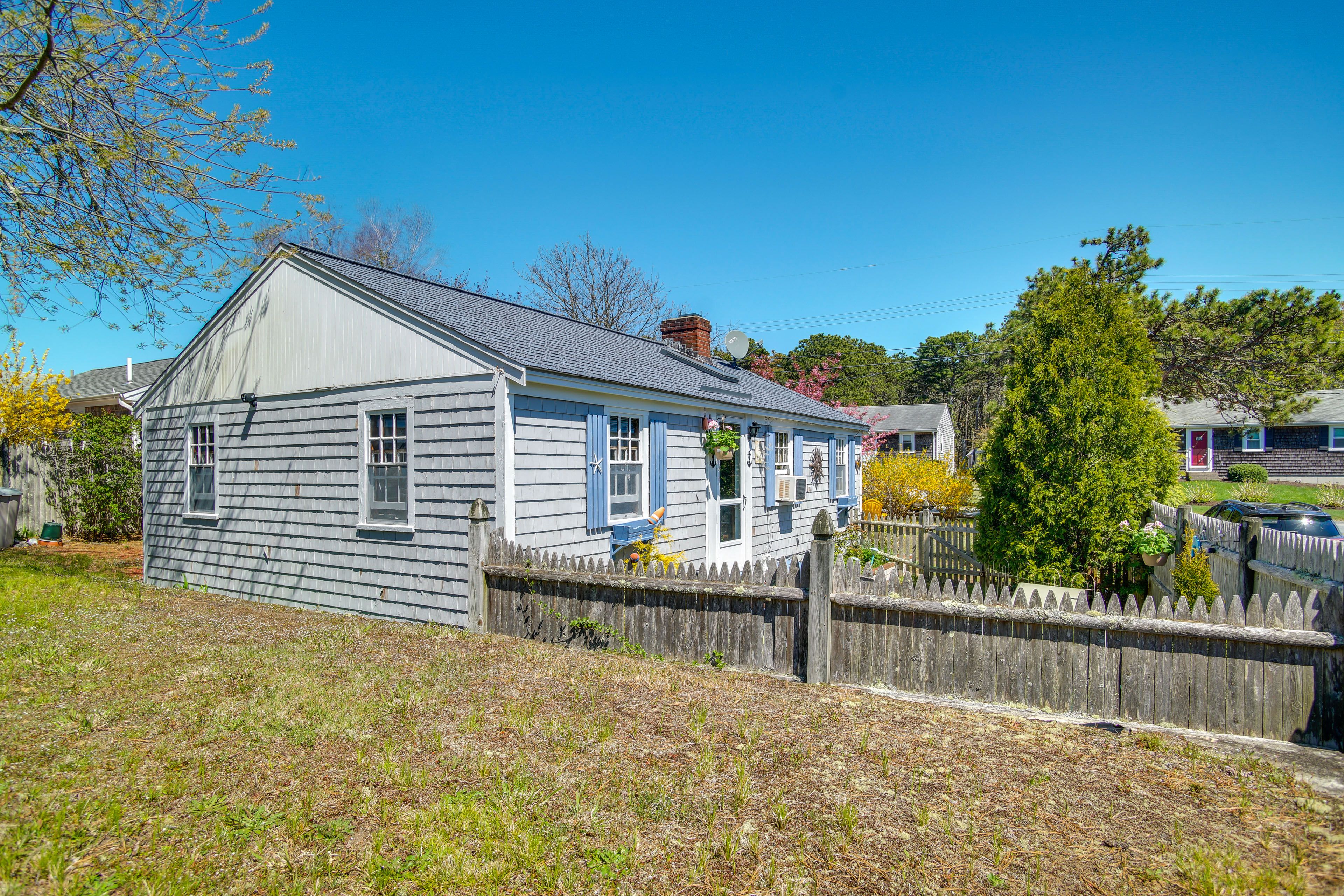 Home Exterior | Parking | Driveway (2 Vehicles)