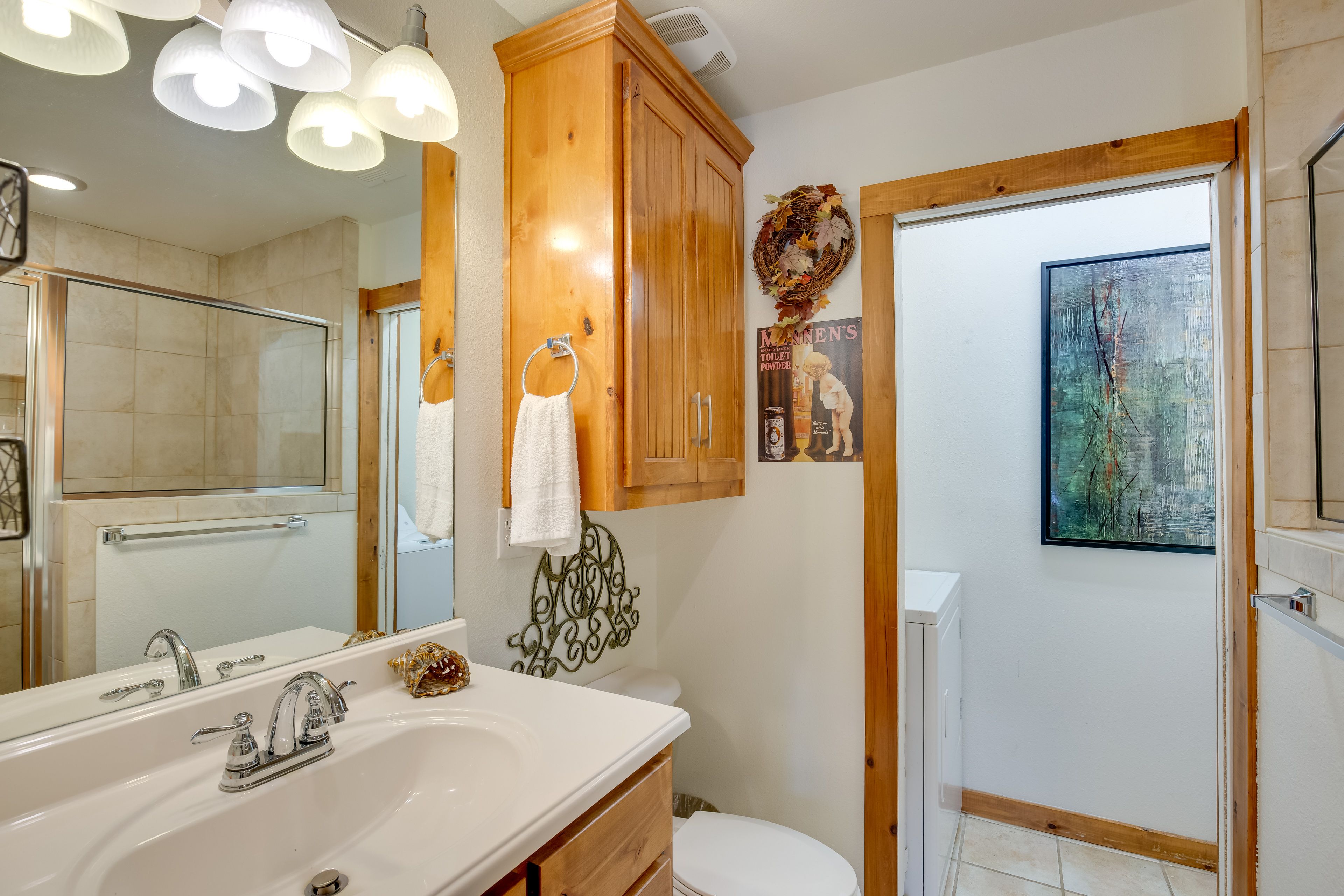 Full Bathroom | Towels Provided | Washer & Dryer