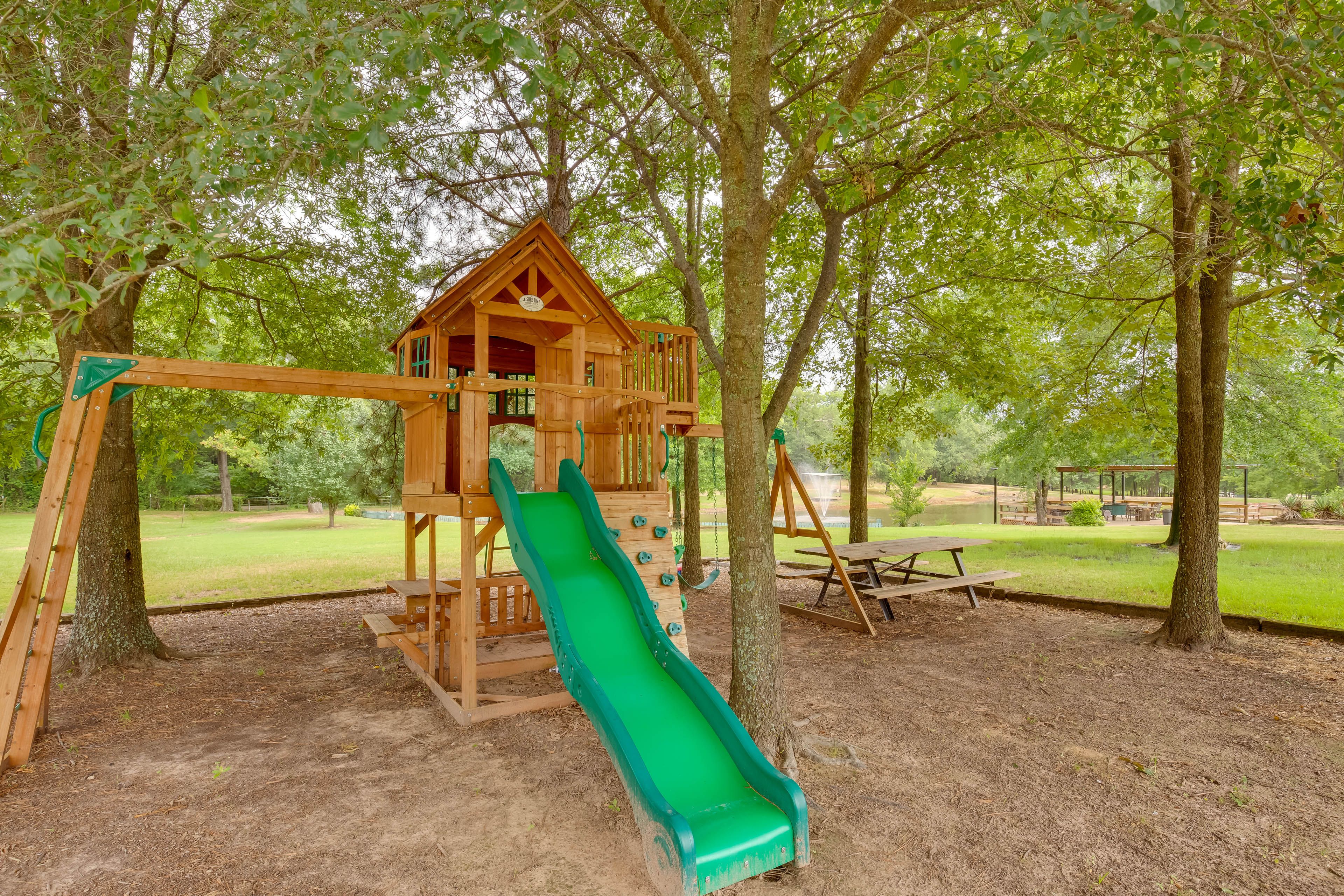 Shared Amenities | Playground | Horseshoes