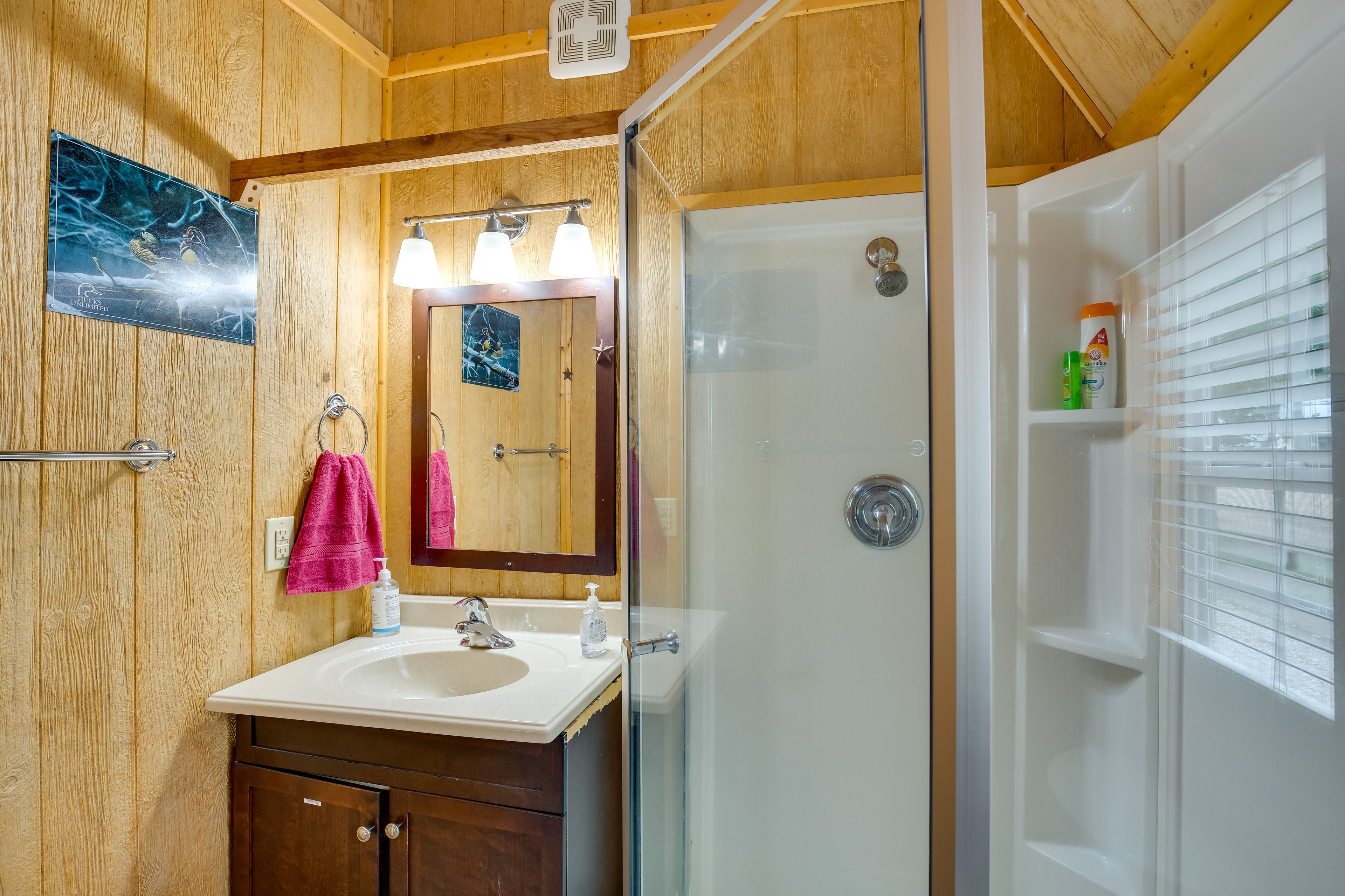 Full Bathroom | Towels Provided