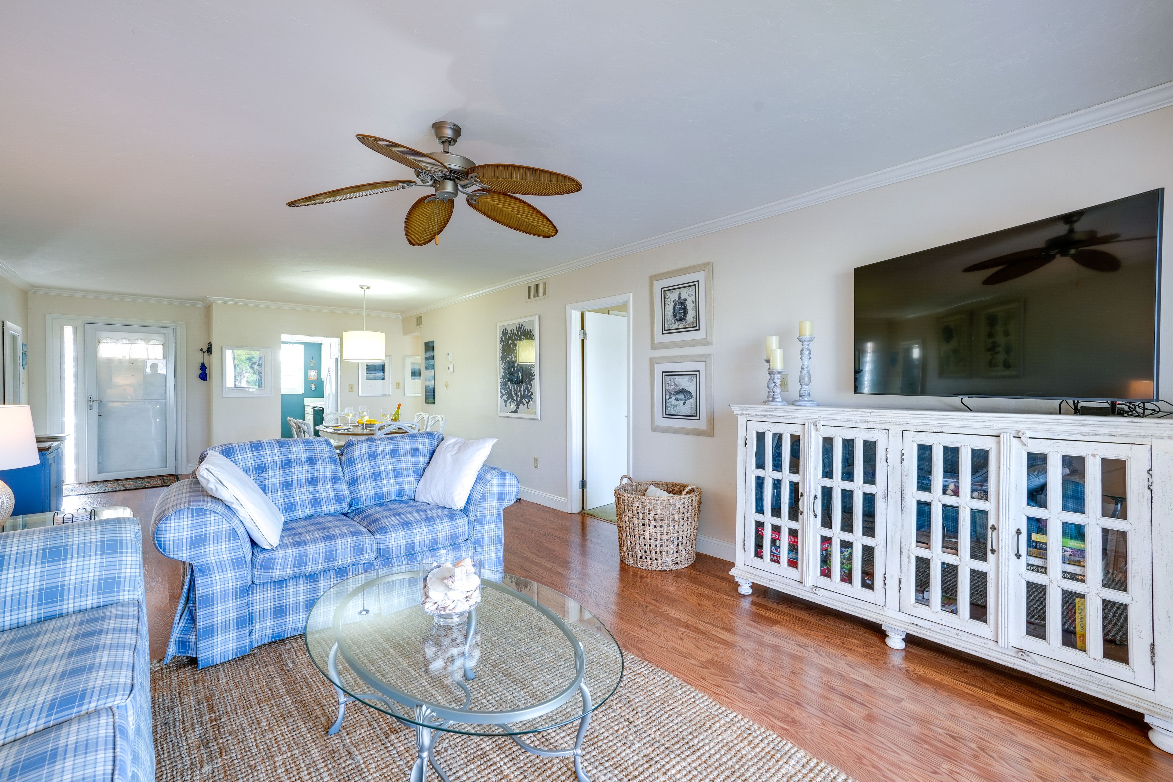 Living Room | Free WiFi | Smart TV w/ Cable | Central A/C