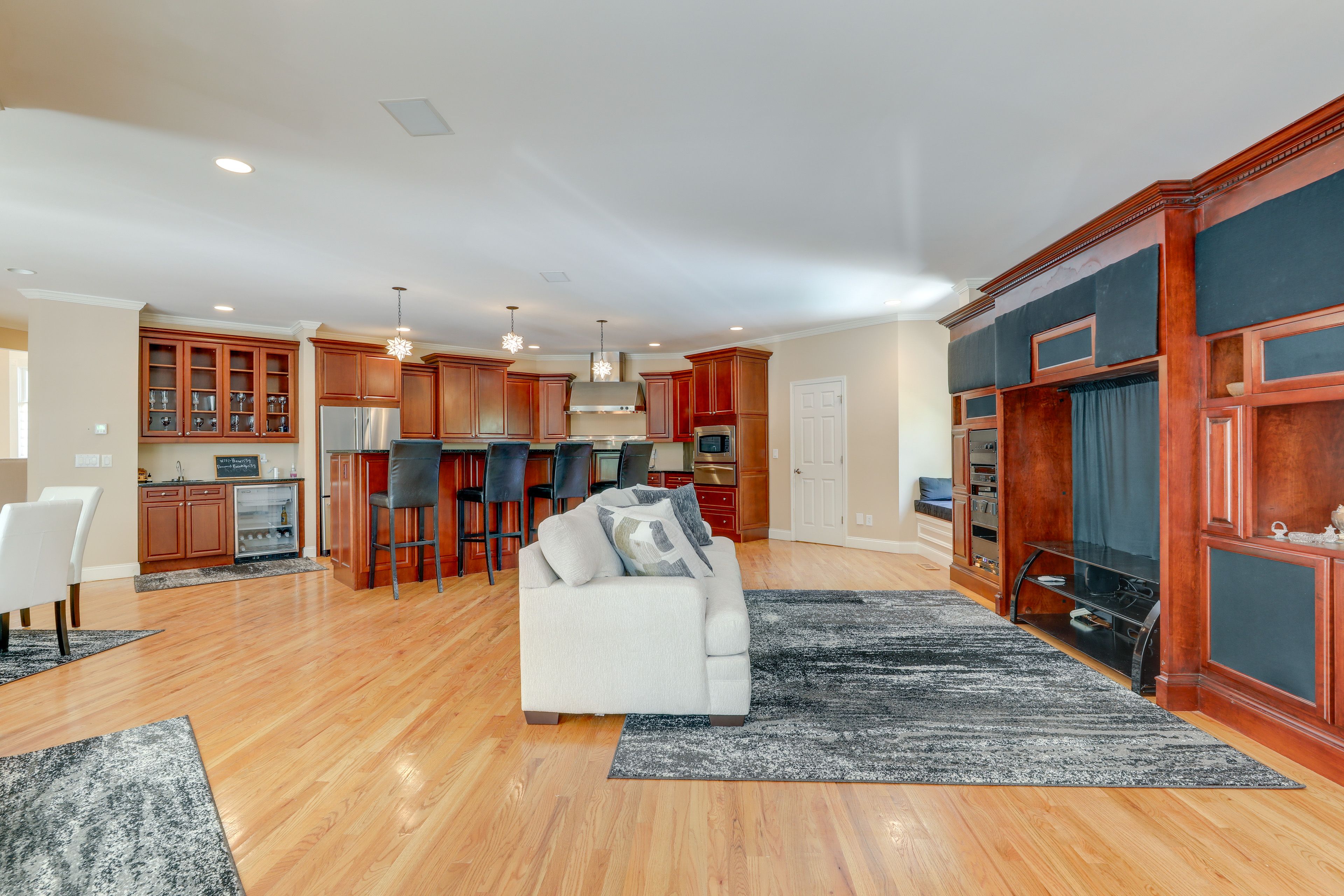 Living Room | Smart TV | Fireplace | Central Air Conditioning | Free WiFi