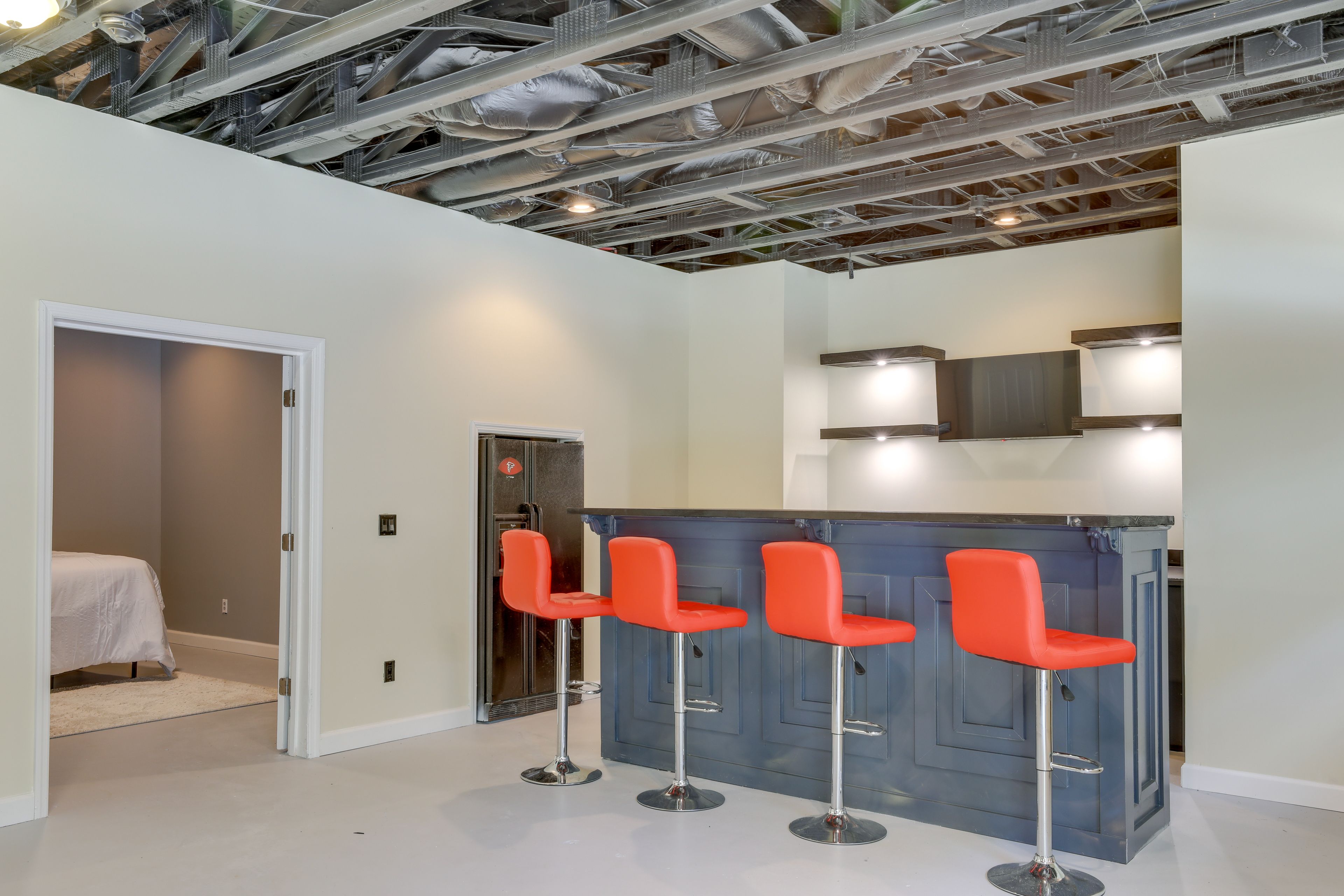 Bar | Smart TV | Refrigerator