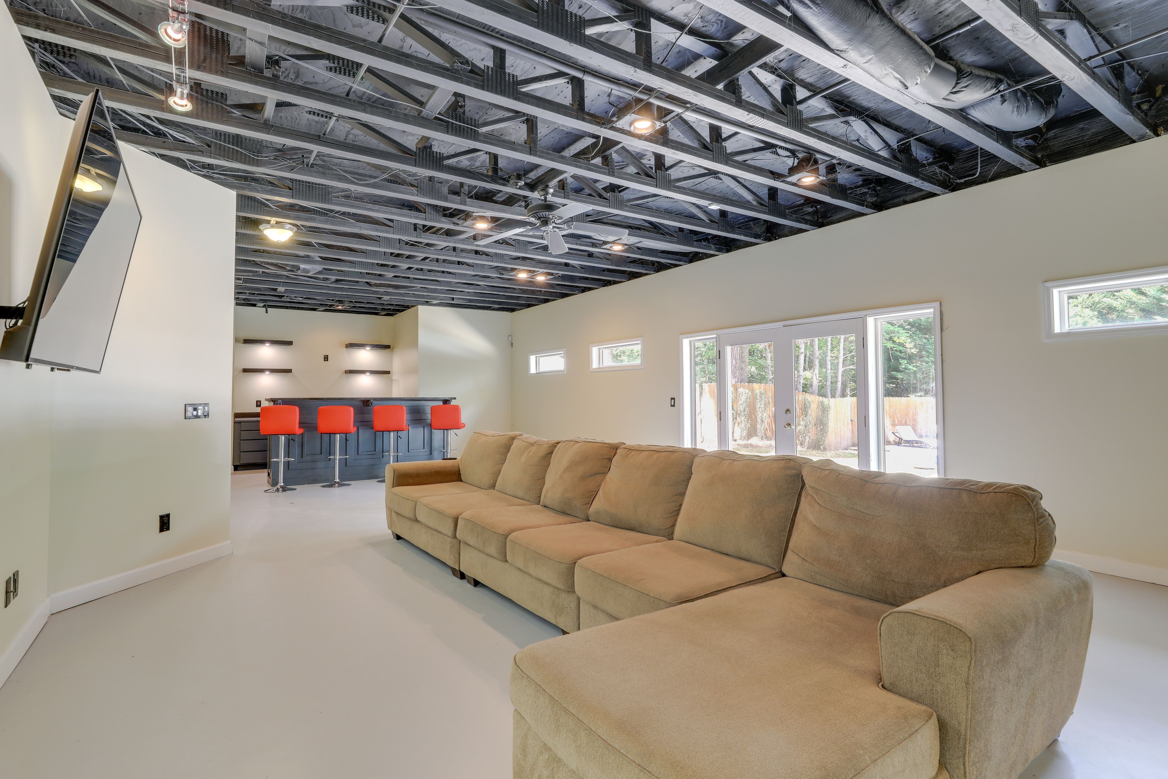 Additional Living Area | Smart TV