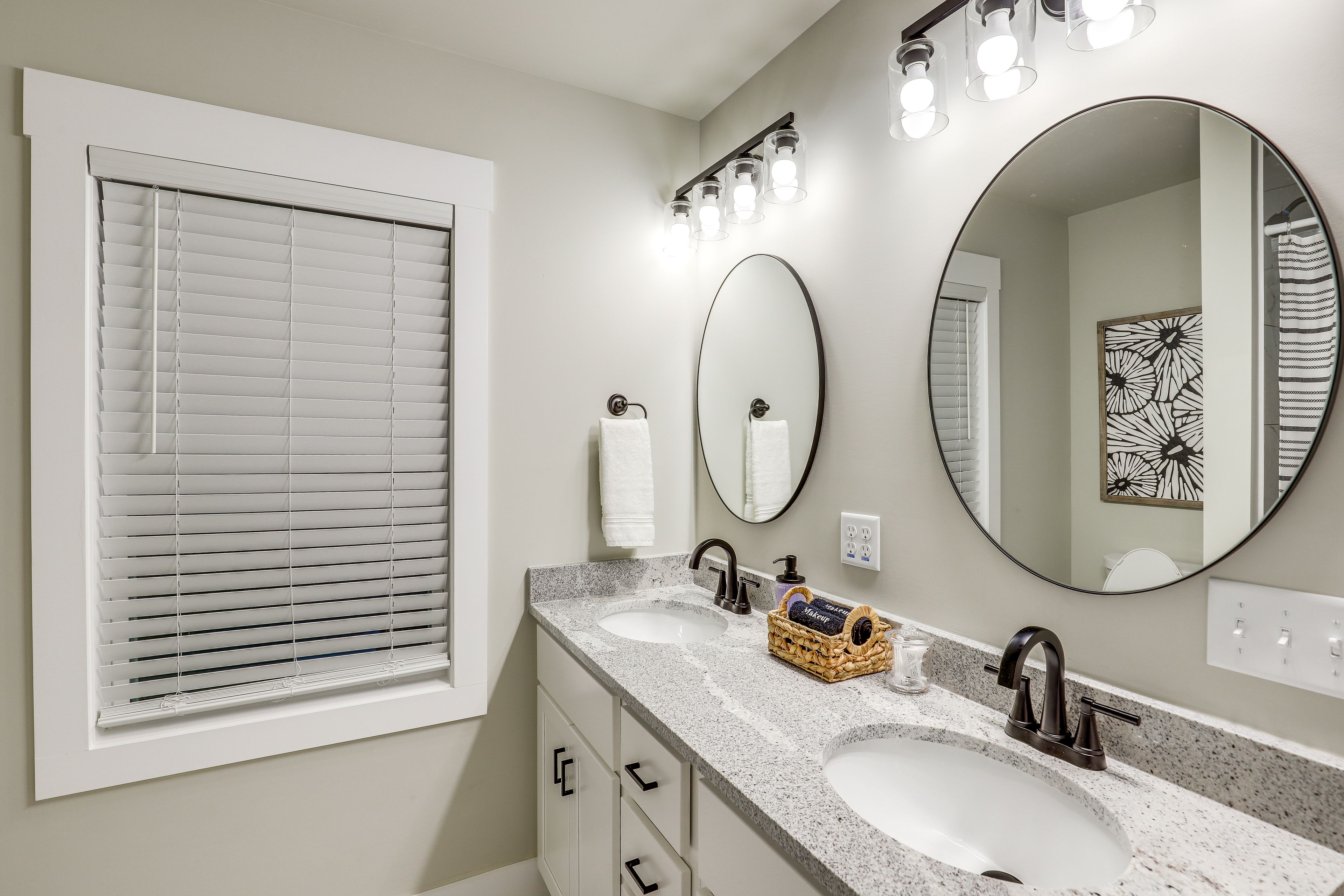 Full Bathroom | Complimentary Toiletries | 2nd Floor