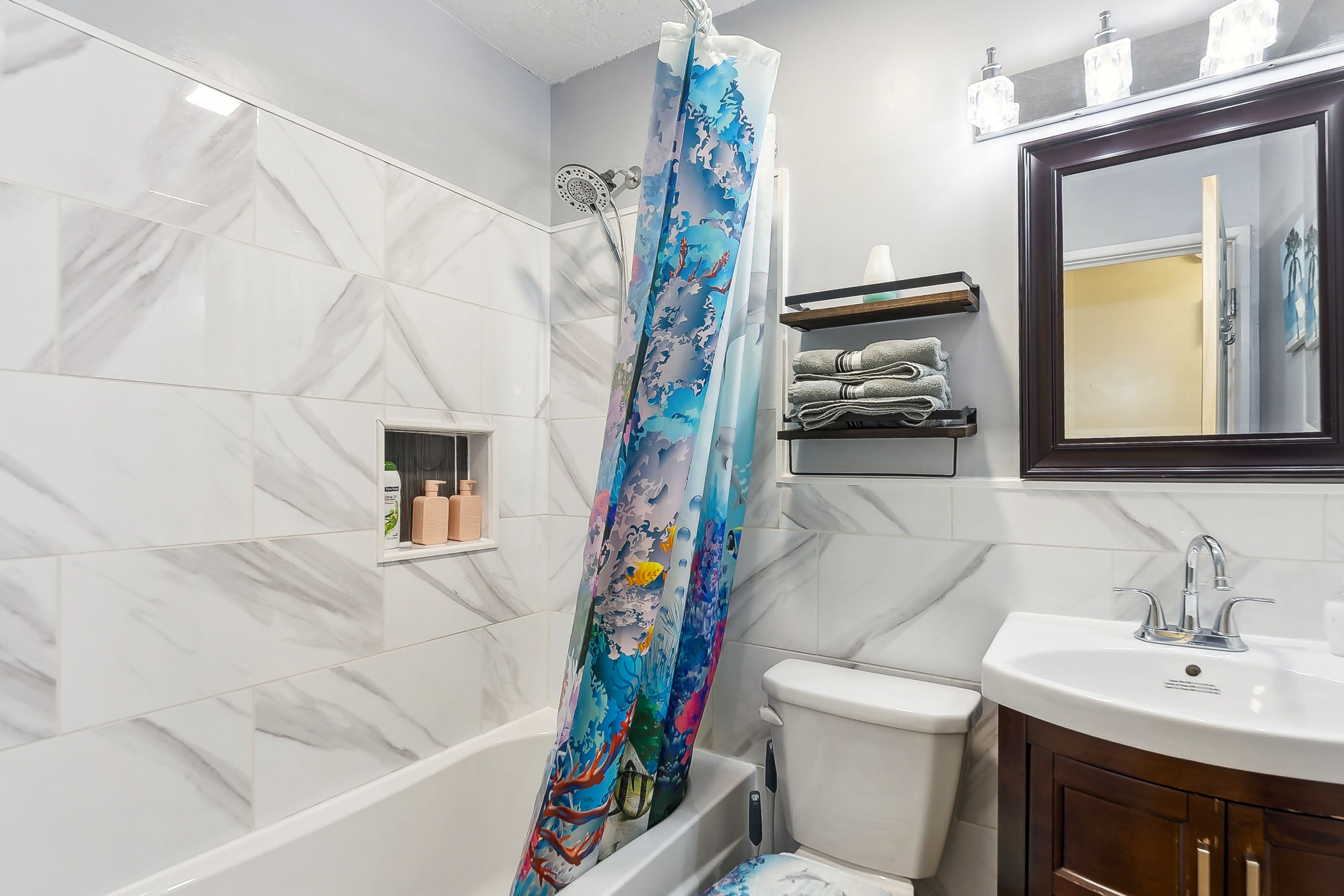 Full Bathroom | Complimentary Toiletries