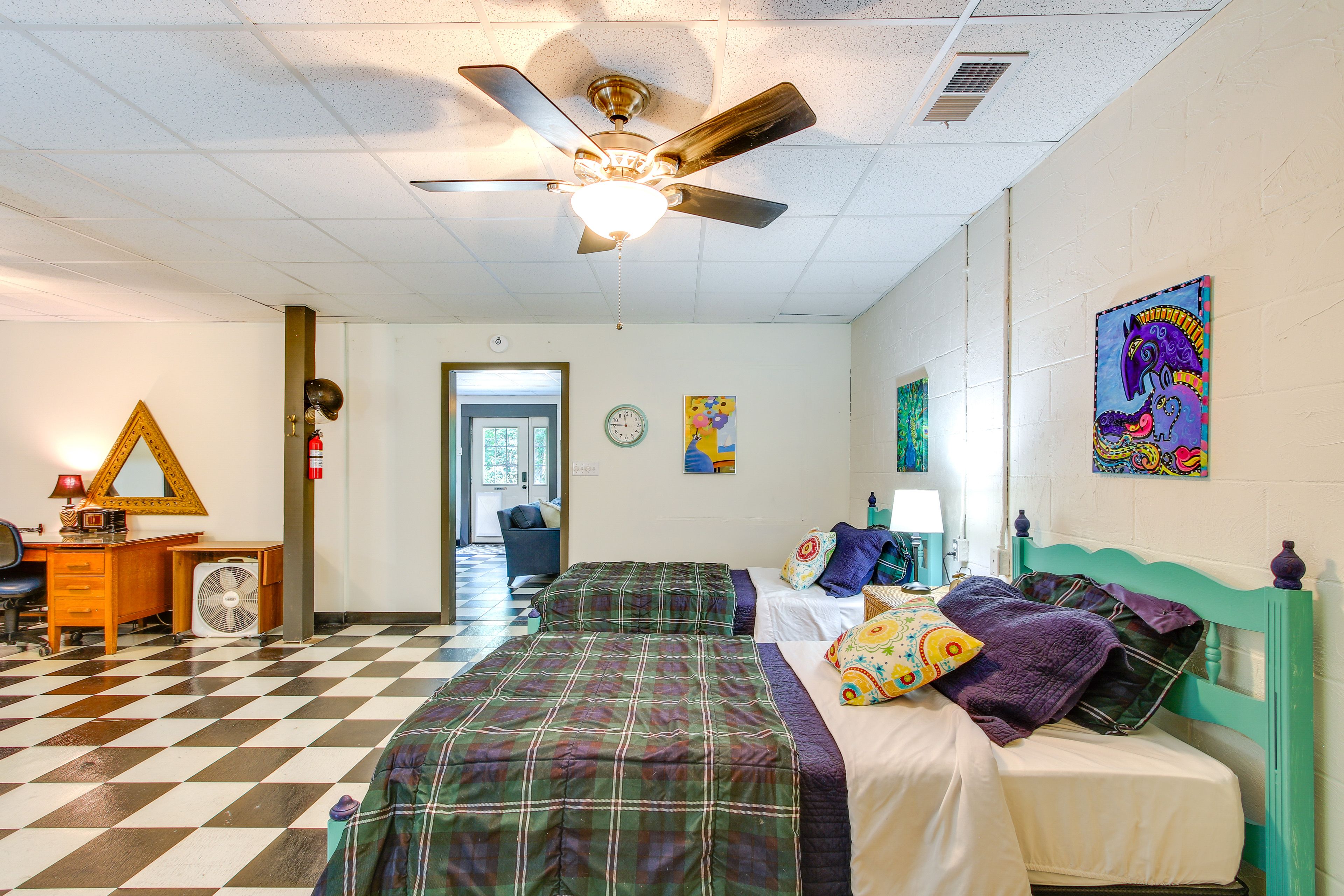 Studio | Queen Bed | 2 Twin Beds | Pack 'n Play | Linens Provided
