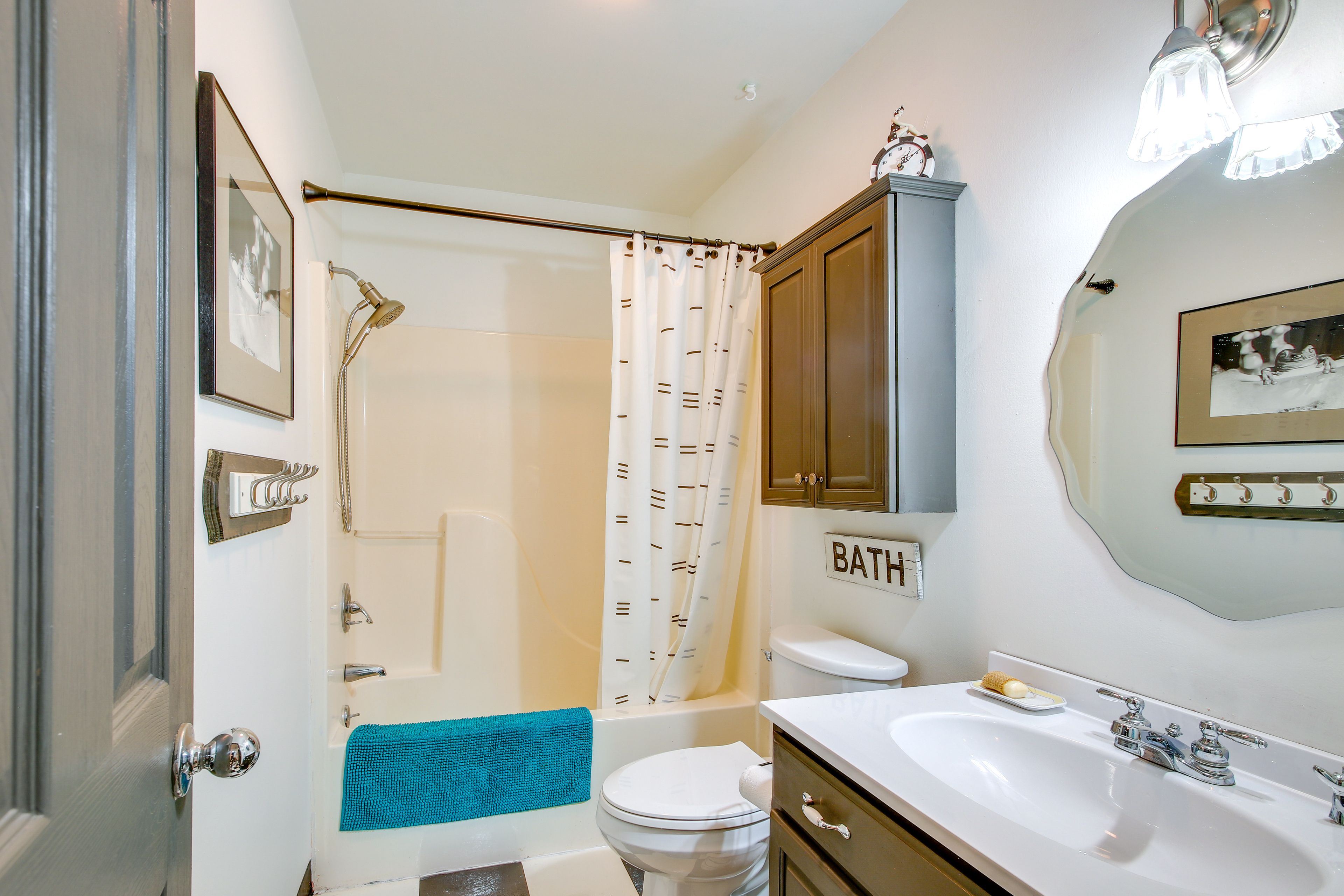 Full Bathroom | Towels Provided
