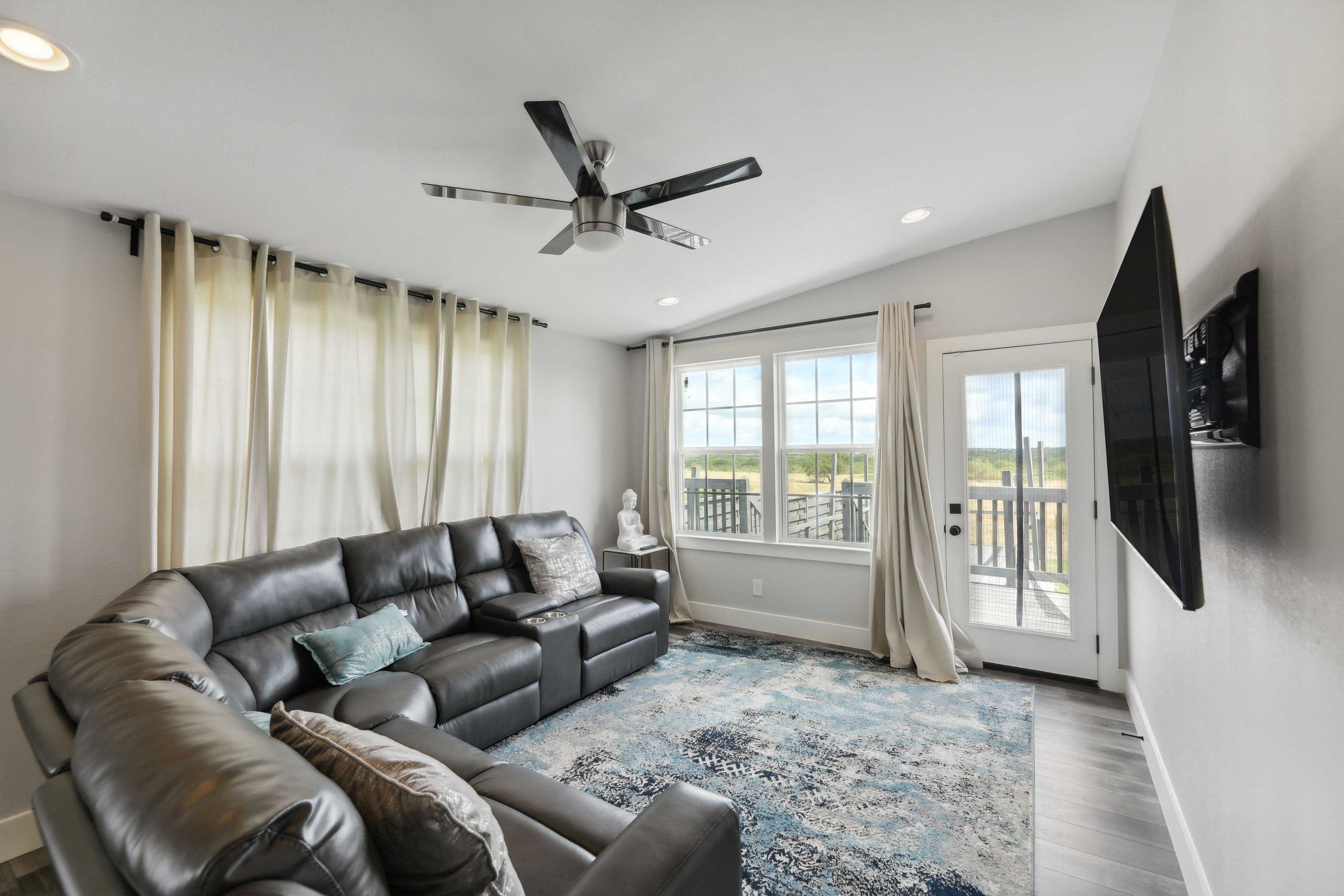 Del Valle Vacation Rental | 3BR | 2BA | 4 Steps Required | 1,400 Sq Ft