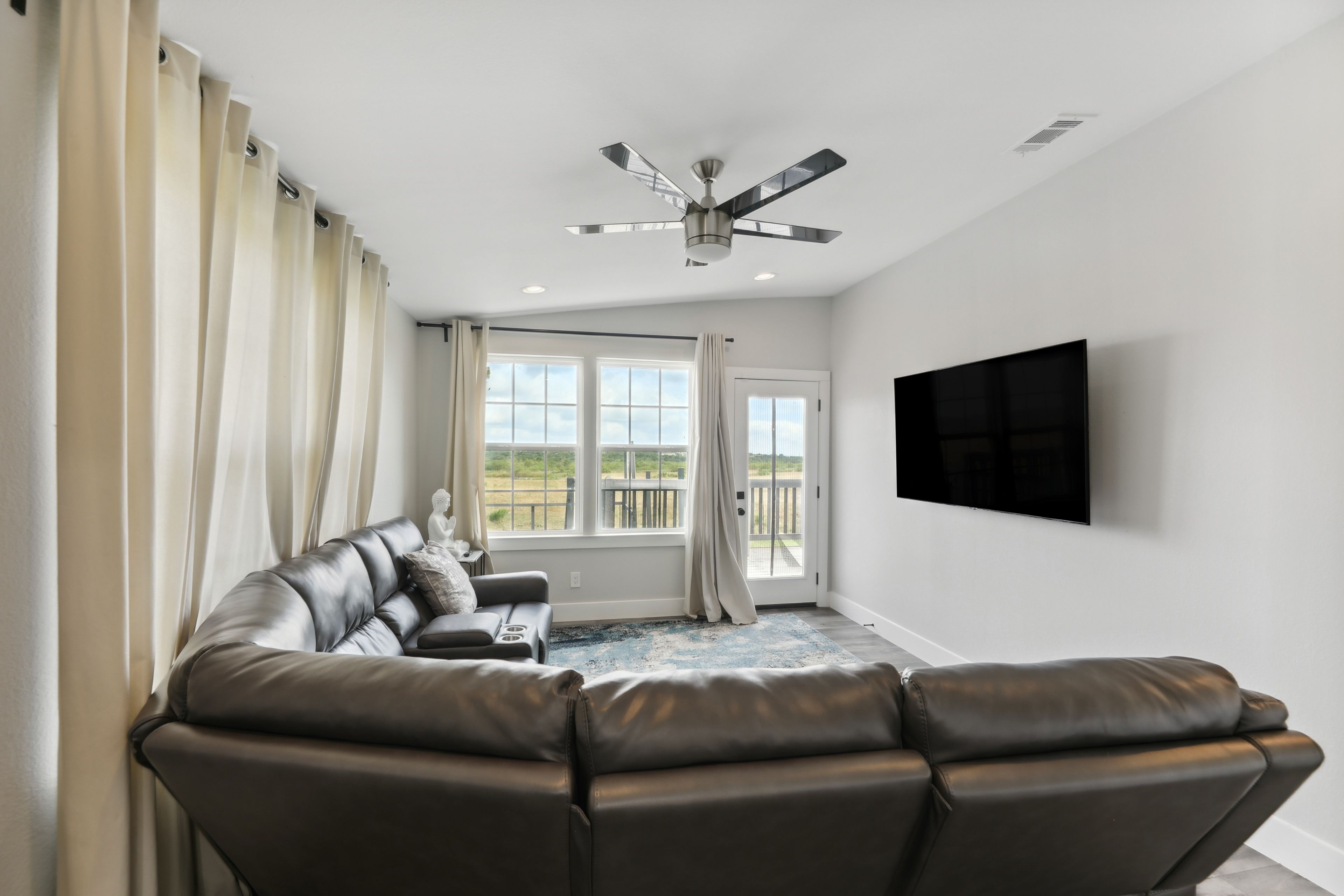 Living Room | Central A/C | Smart TV | Free WiFi