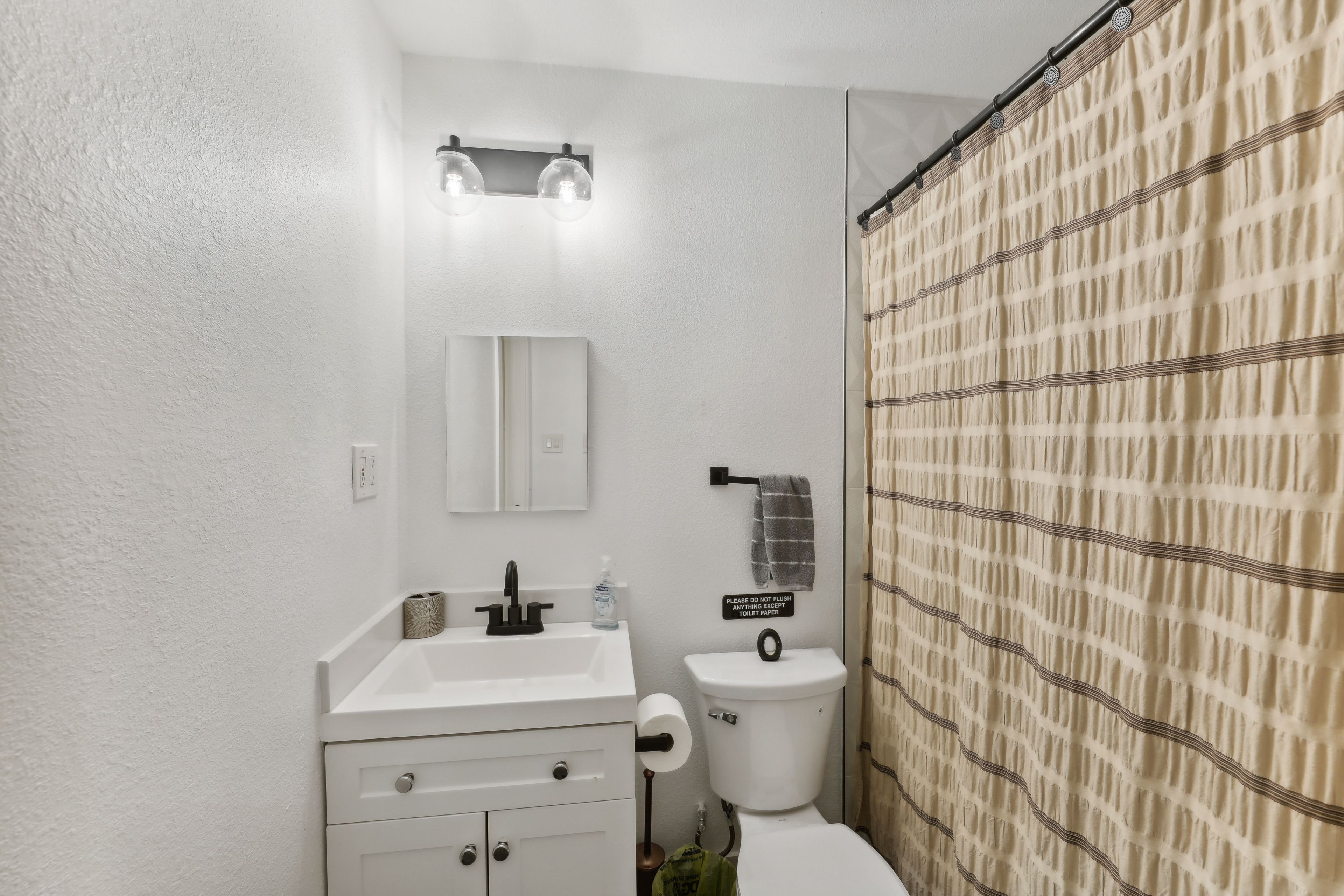 Full Bathroom | Complimentary Toiletries | Hair Dryer