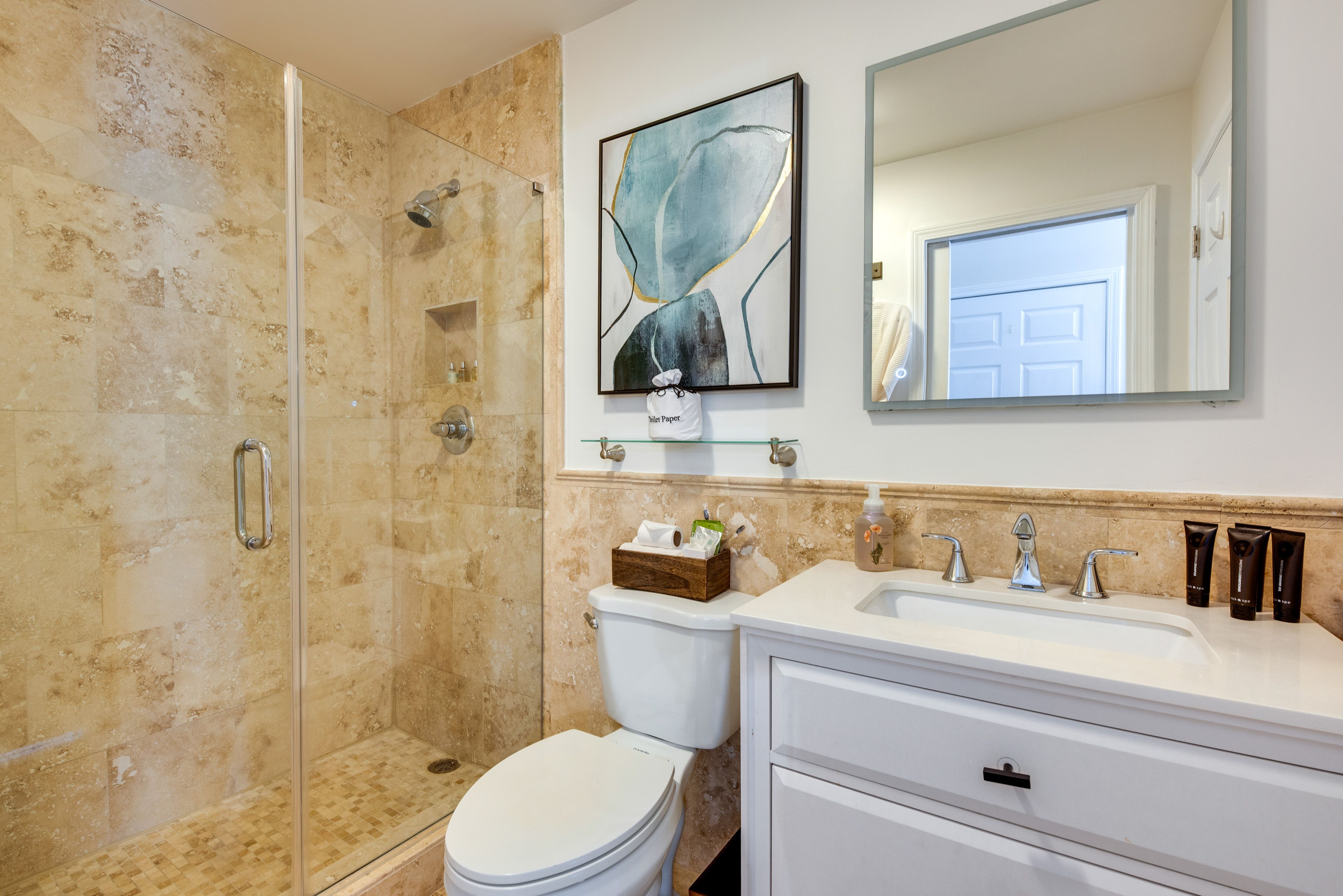 Full Bathroom | Complimentary Toiletries