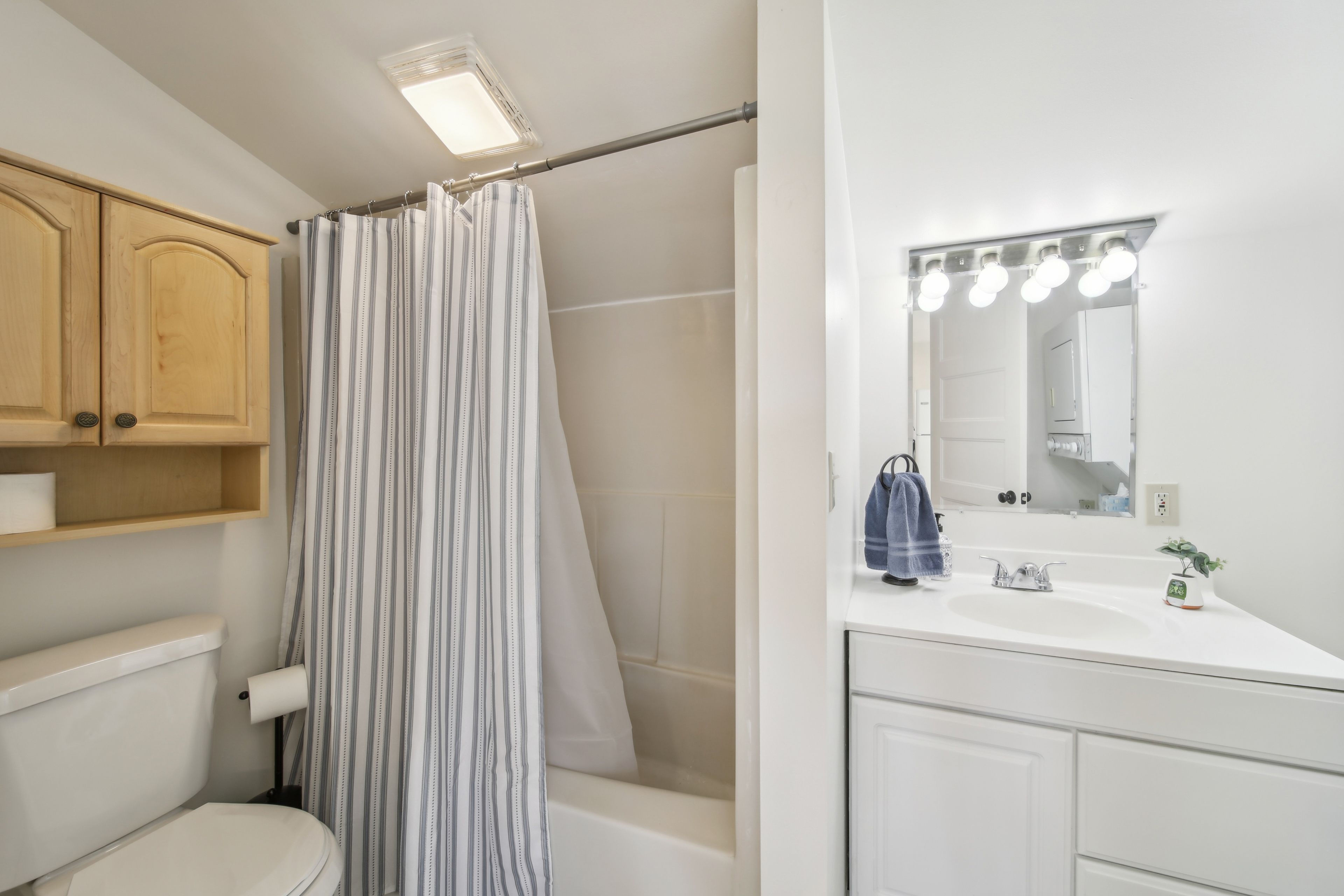 Full Bathroom | Towels Provided