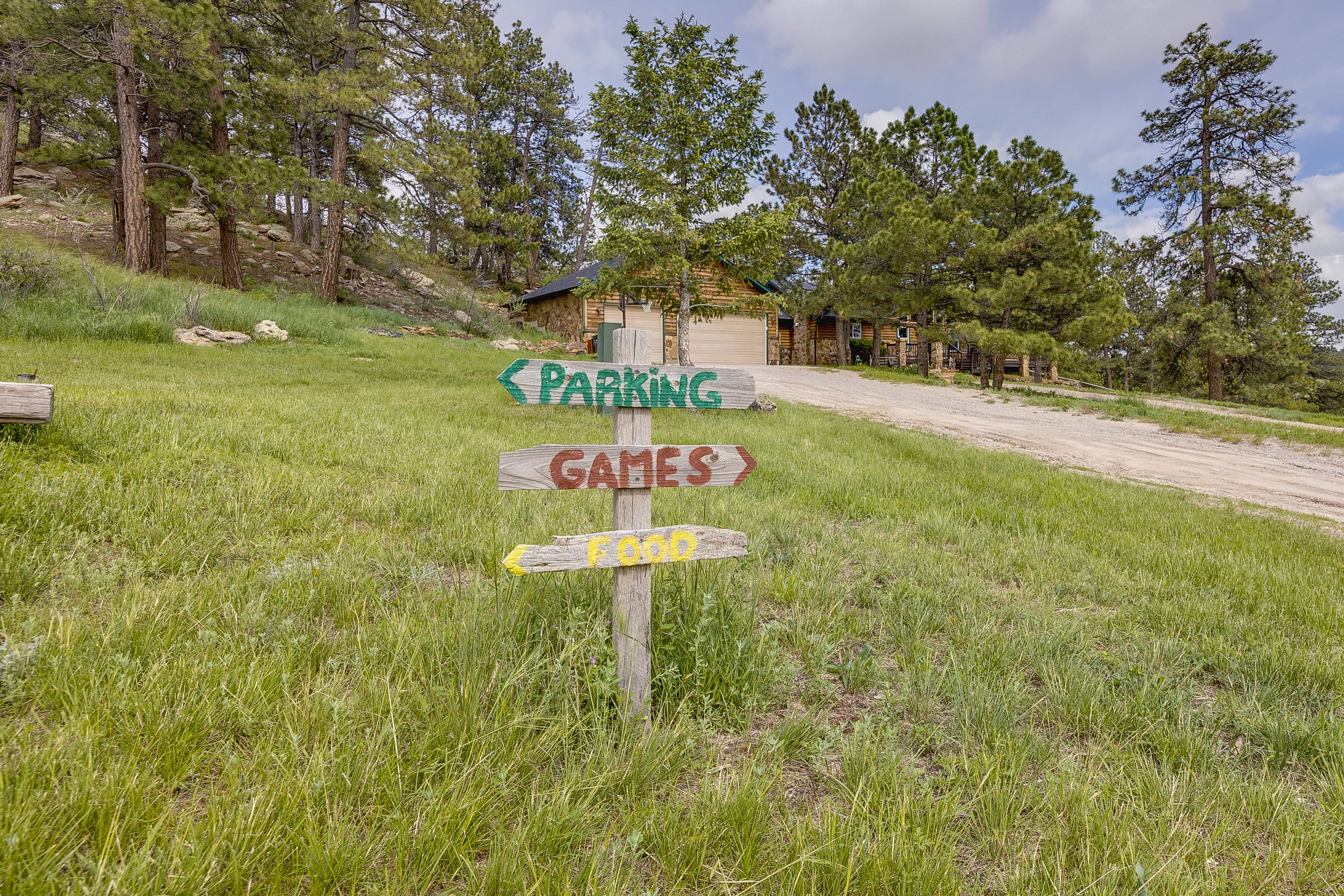 Parking | Driveway (6 Vehicles) | RV/Trailer Parking