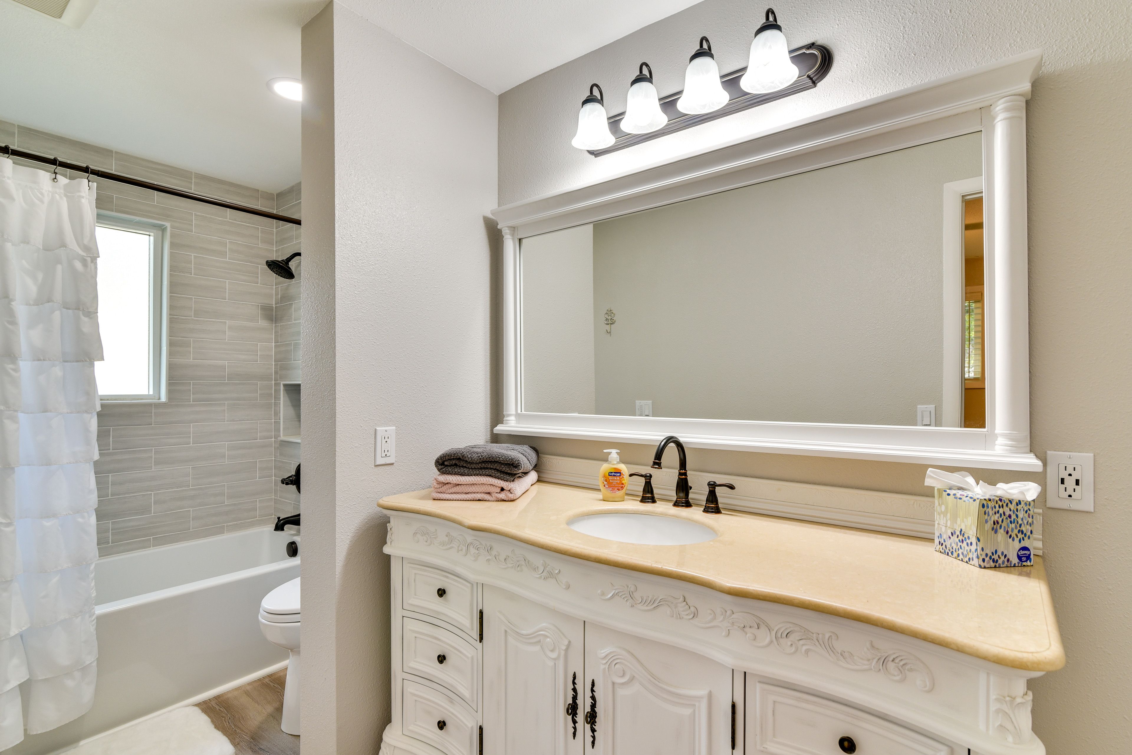 Full En-Suite Bathroom | Lower Floor | Shower/Tub Combo
