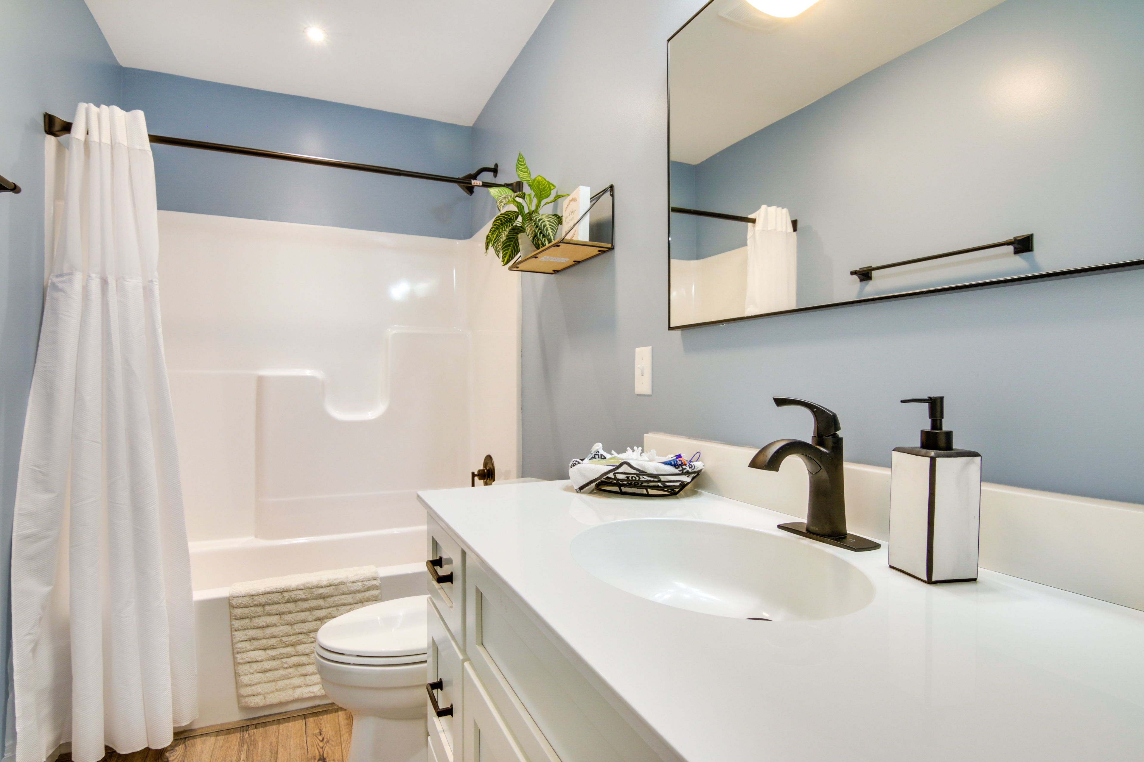 Full Bathroom | Towels Provided | Hair Dryer
