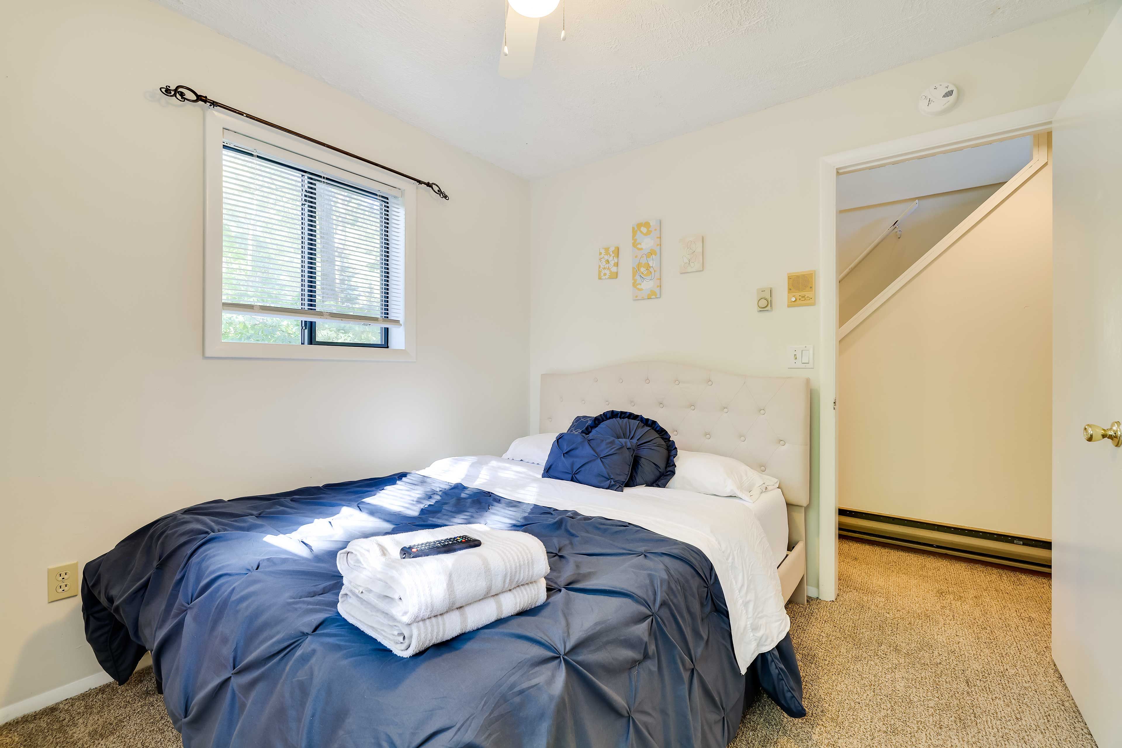 Bedroom 2 | Queen Bed | Smart TV