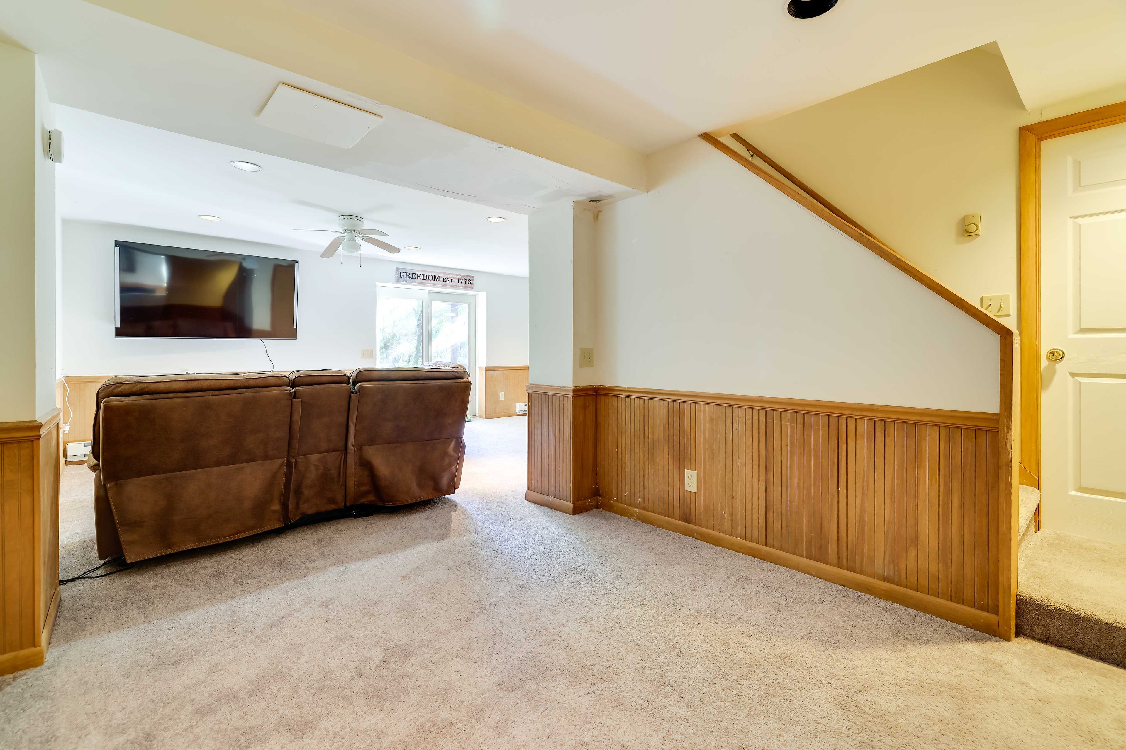 Downstairs Living Room | Smart TV | Bar